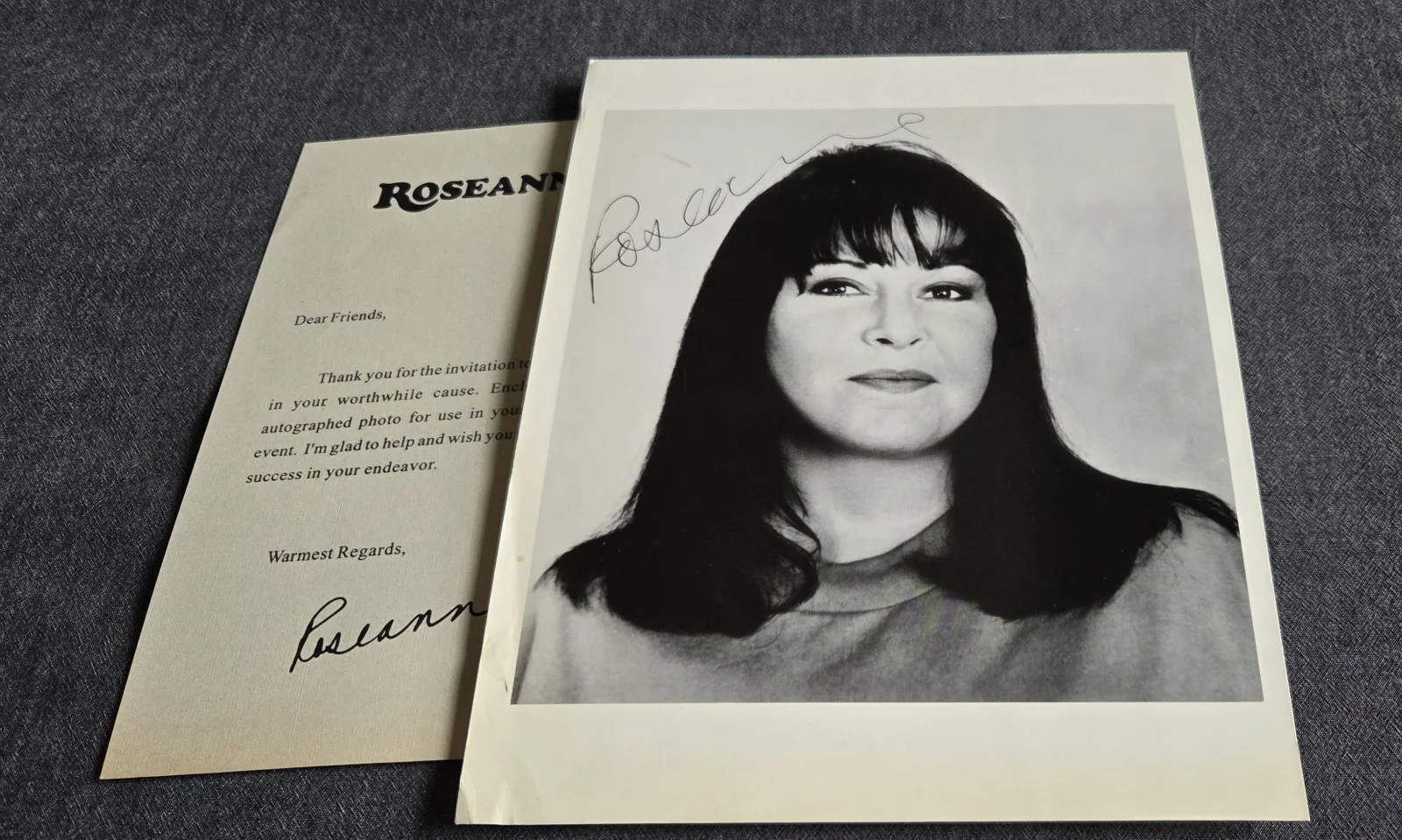 Roseanne Barr — Roseanne Barr Vintage Autograph (Facsimile) 8x10 B&W Photo & Attached Letterhead, изображение 4