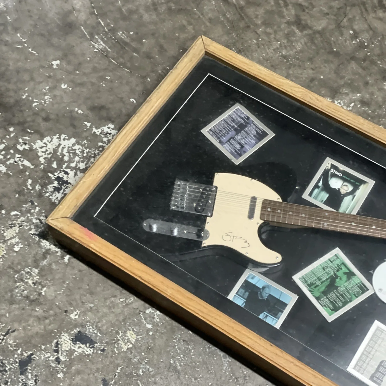 Sting Police Brad New Day Signed Guitar - Squire Tele Fender Custom Box Frame, изображение 2