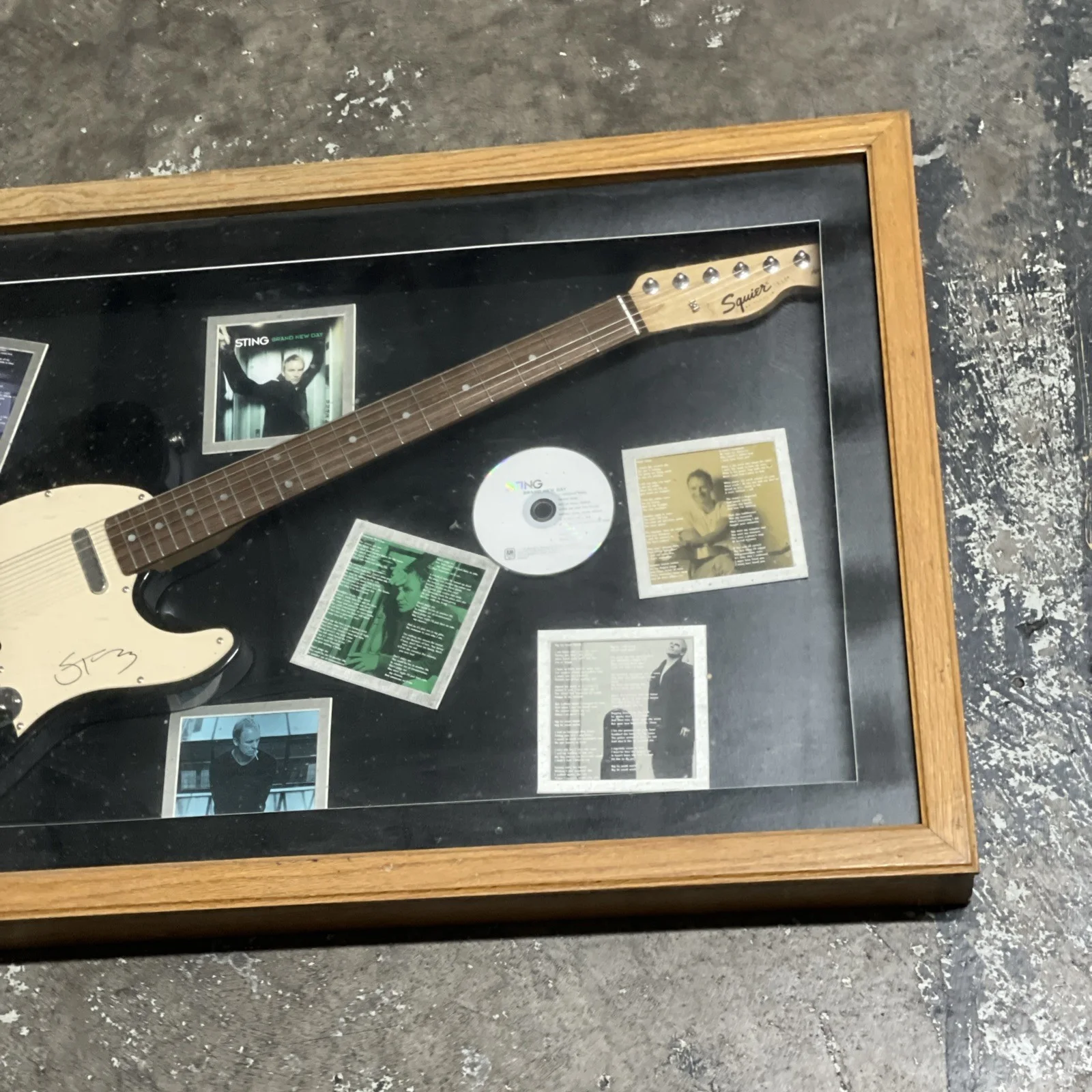 Sting Police Brad New Day Signed Guitar - Squire Tele Fender Custom Box Frame, изображение 3