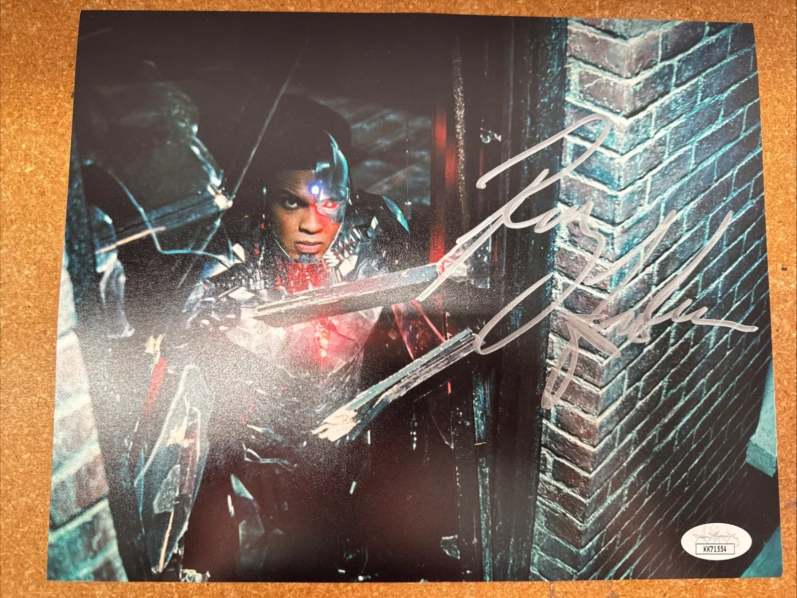 Ray Fisher — Ray Fisher Justice League Cyborg Signed Autographed 8x10 Still JSA Certified, изображение 2