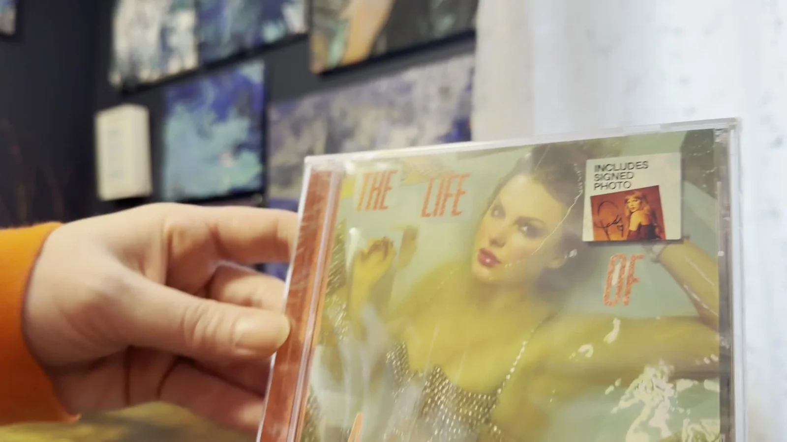 RARE Long Signature Taylor Swift The Life of a Showgirl CD w/Hand Signed Photo 3, изображение 2