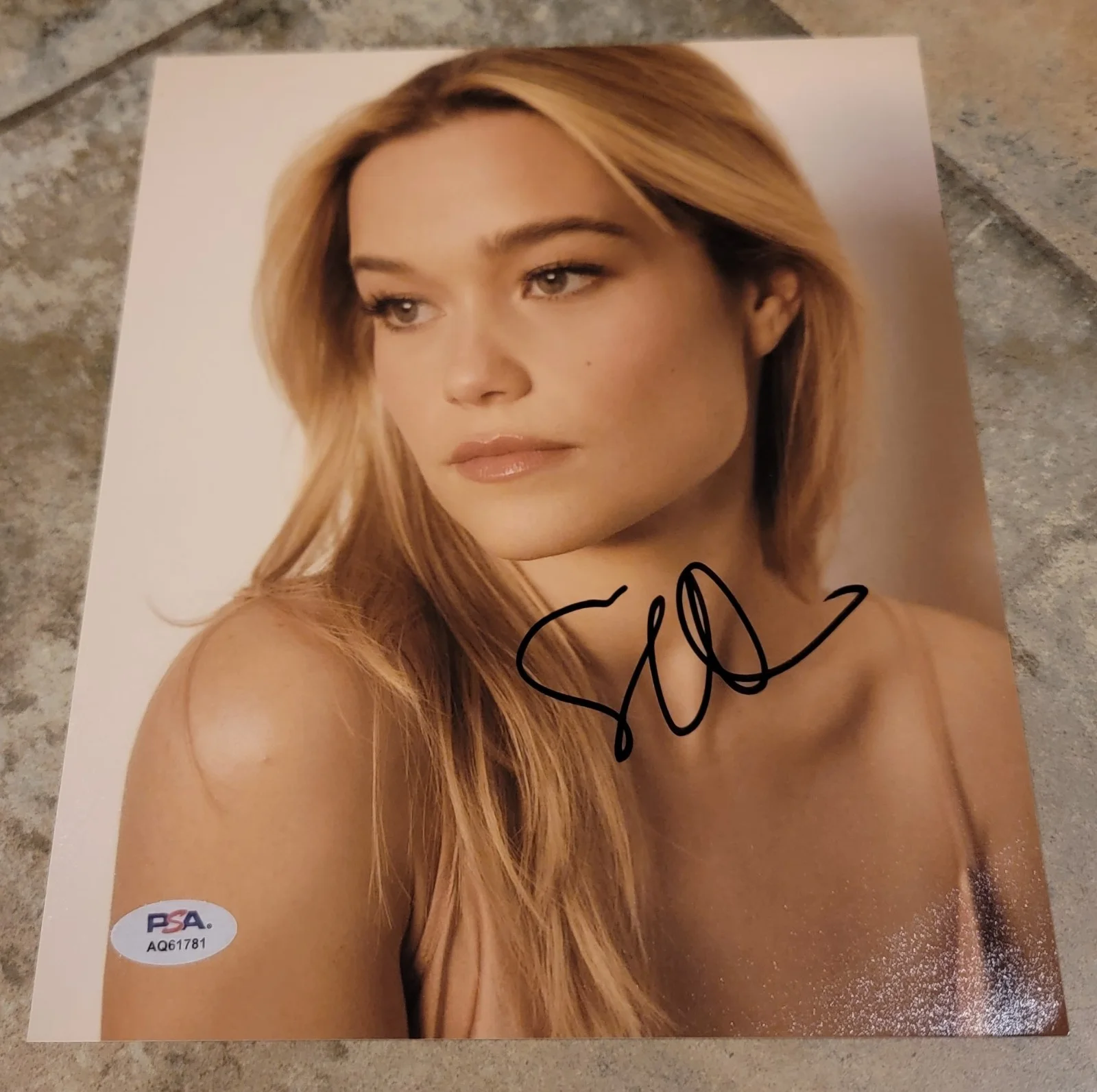 Sarah Catherine Hook — Sarah Catherine Hook signed 8x10 photo PSA DNA autograph photoshoot portrait