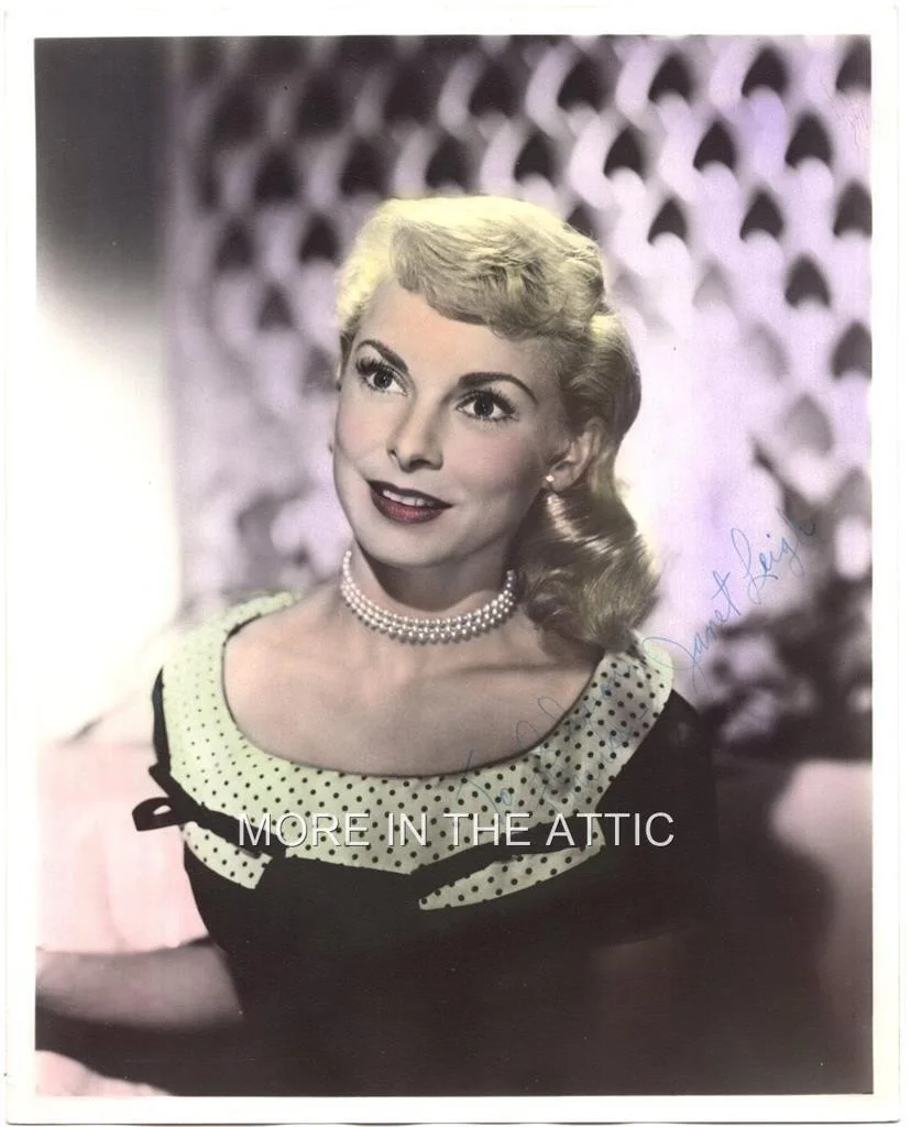 JANET LEIGH — JANET LEIGH IN HER COLORFUL PRIME ORIG VINTAGE SIGNED AUTOGRAPHED PORTRAIT STILL