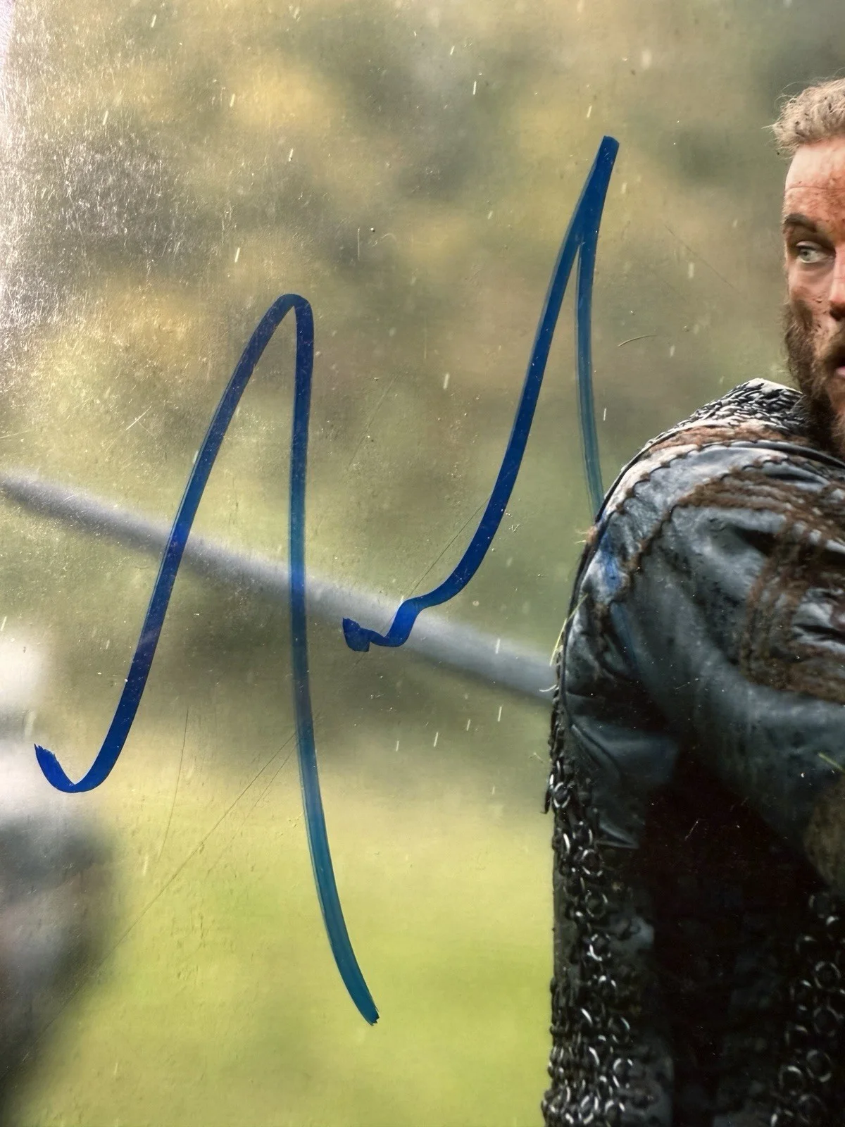 Travis Fimmel — Travis Fimmel signed 8x10 Vikings Ragnar, image 2