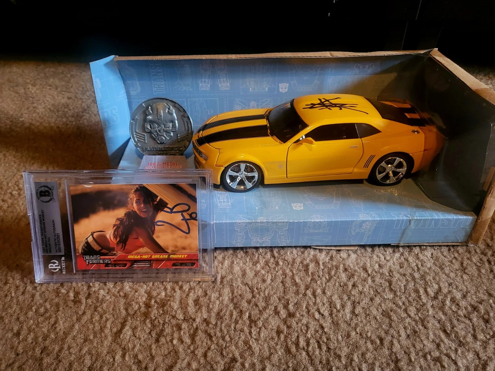 Shia LaBeouf — Shia LaBeouf signed Transformers Bumblebee diecast car 1:24 Beckett and Fox Card, изображение 2