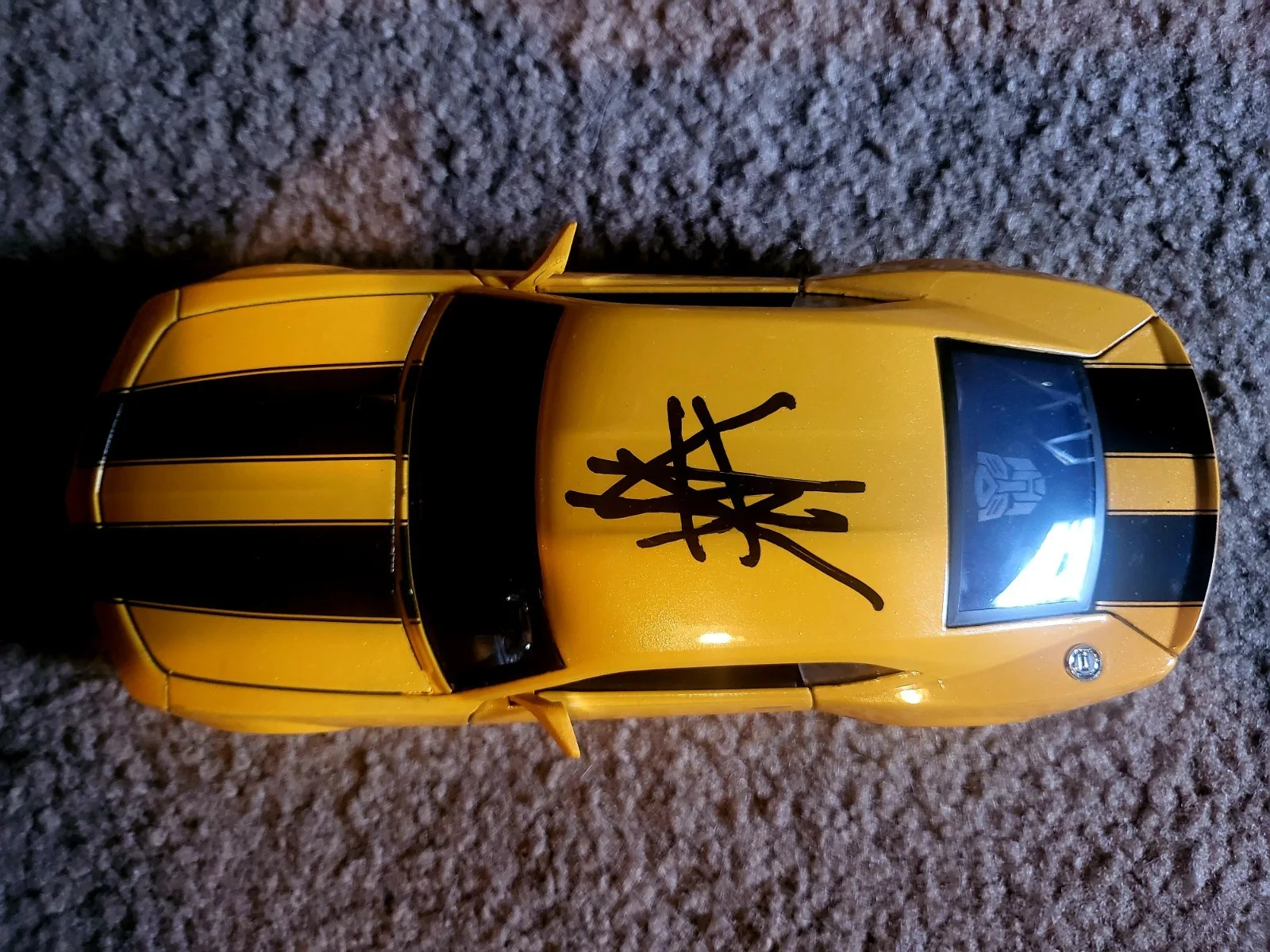 Shia LaBeouf — Shia LaBeouf signed Transformers Bumblebee diecast car 1:24 Beckett and Fox Card, изображение 3