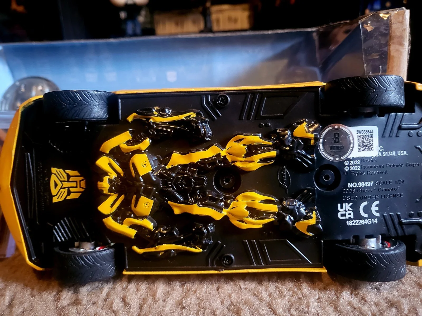 Shia LaBeouf — Shia LaBeouf signed Transformers Bumblebee diecast car 1:24 Beckett and Fox Card, изображение 4