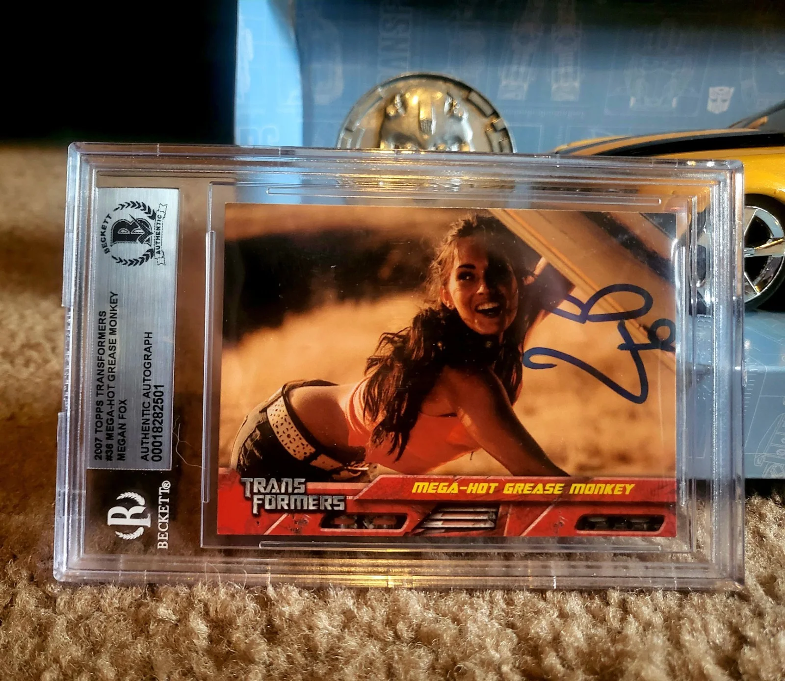 Shia LaBeouf — Shia LaBeouf signed Transformers Bumblebee diecast car 1:24 Beckett and Fox Card, изображение 5