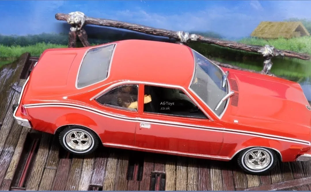 JAMES BOND 007 THE MAN WITH THE GOLDEN GUN CAR CHASE MOVIE SCENE DIORAMA 1:43, изображение 3