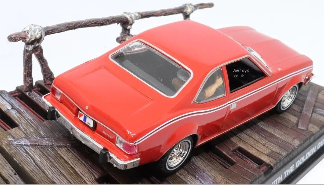 JAMES BOND 007 THE MAN WITH THE GOLDEN GUN CAR CHASE MOVIE SCENE DIORAMA 1:43, изображение 4