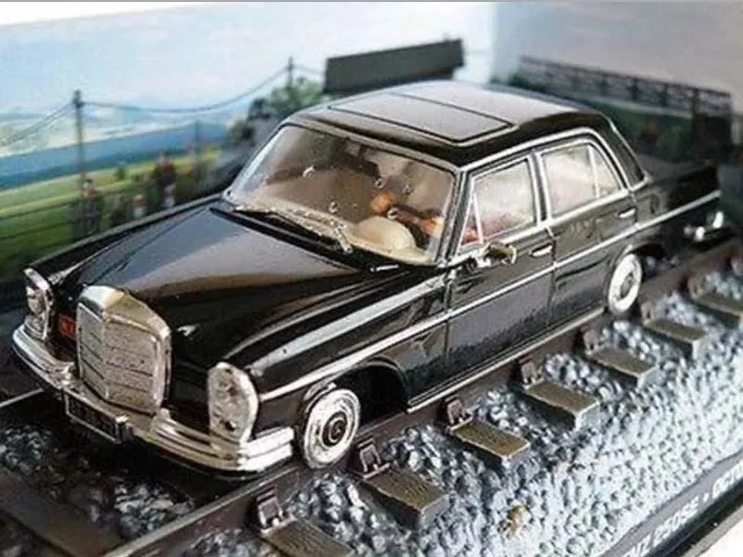 JAMES BOND 007 OCTOPUSSY CAR CHASE FILM SCENE DISPLAY DIORAMA 1:43 SCALE MODEL, image 2