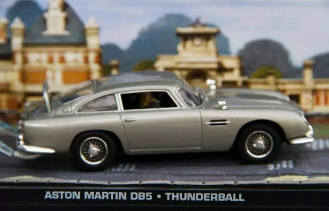 JAMES BOND 007 THUNDERBALL CAR CHASE FILM SCENE DISPLAY DIORAMA 1:43 SCALE MODEL, image 2