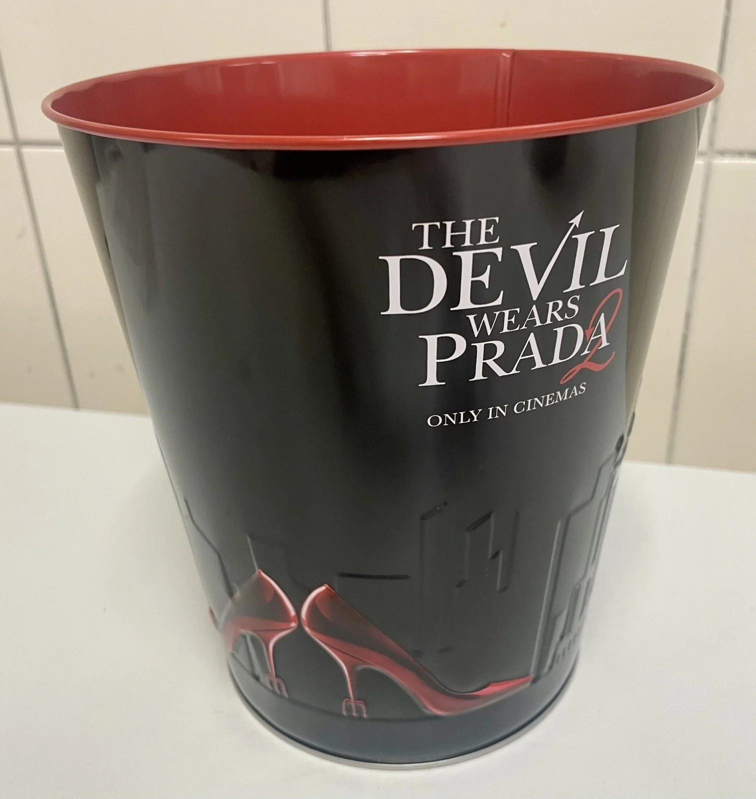 The Devil Wears Prada 2 Iconic Black New UK Cinema Exclusive Popcorn Bucket, изображение 2