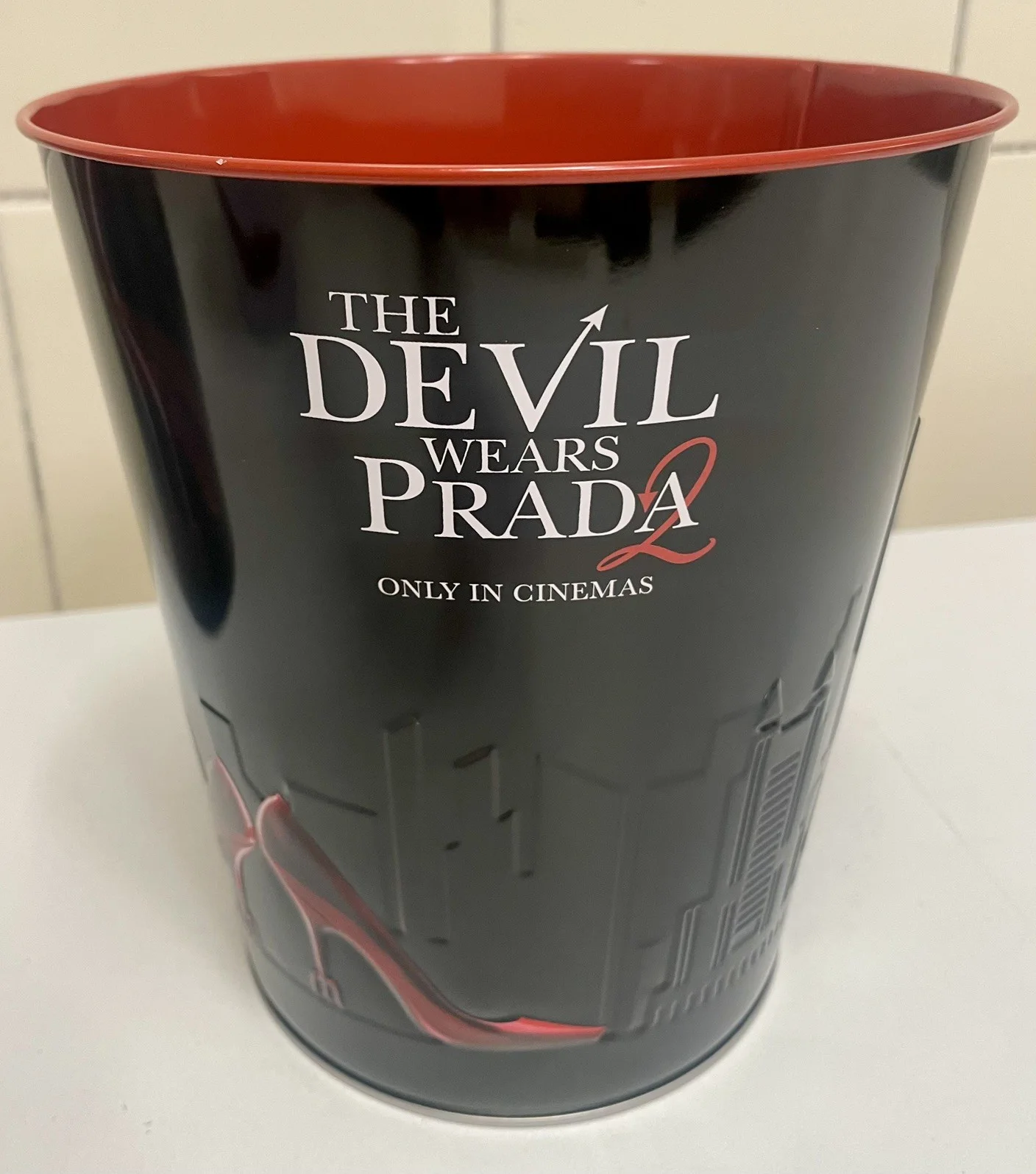 The Devil Wears Prada 2 Iconic Black New UK Cinema Exclusive Popcorn Bucket, изображение 3