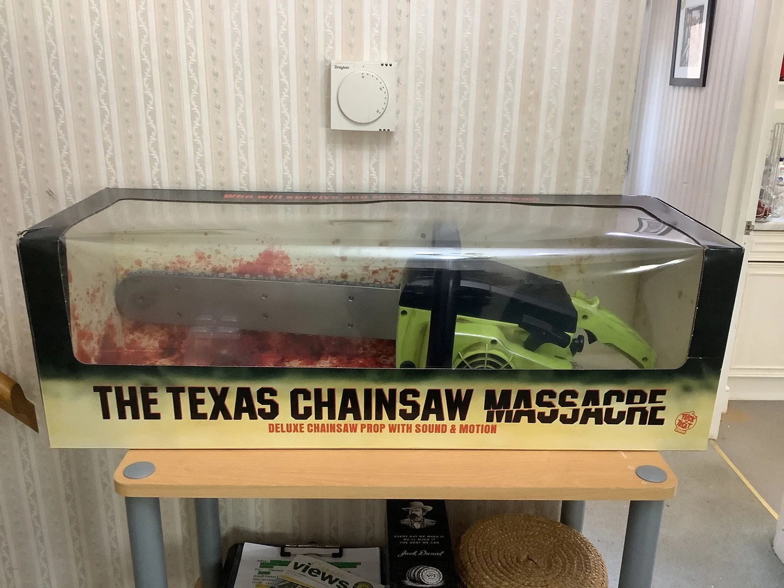 The Texas Chainsaw Massacre Deluxe Chainsaw Prop with Sound & Motion, изображение 2