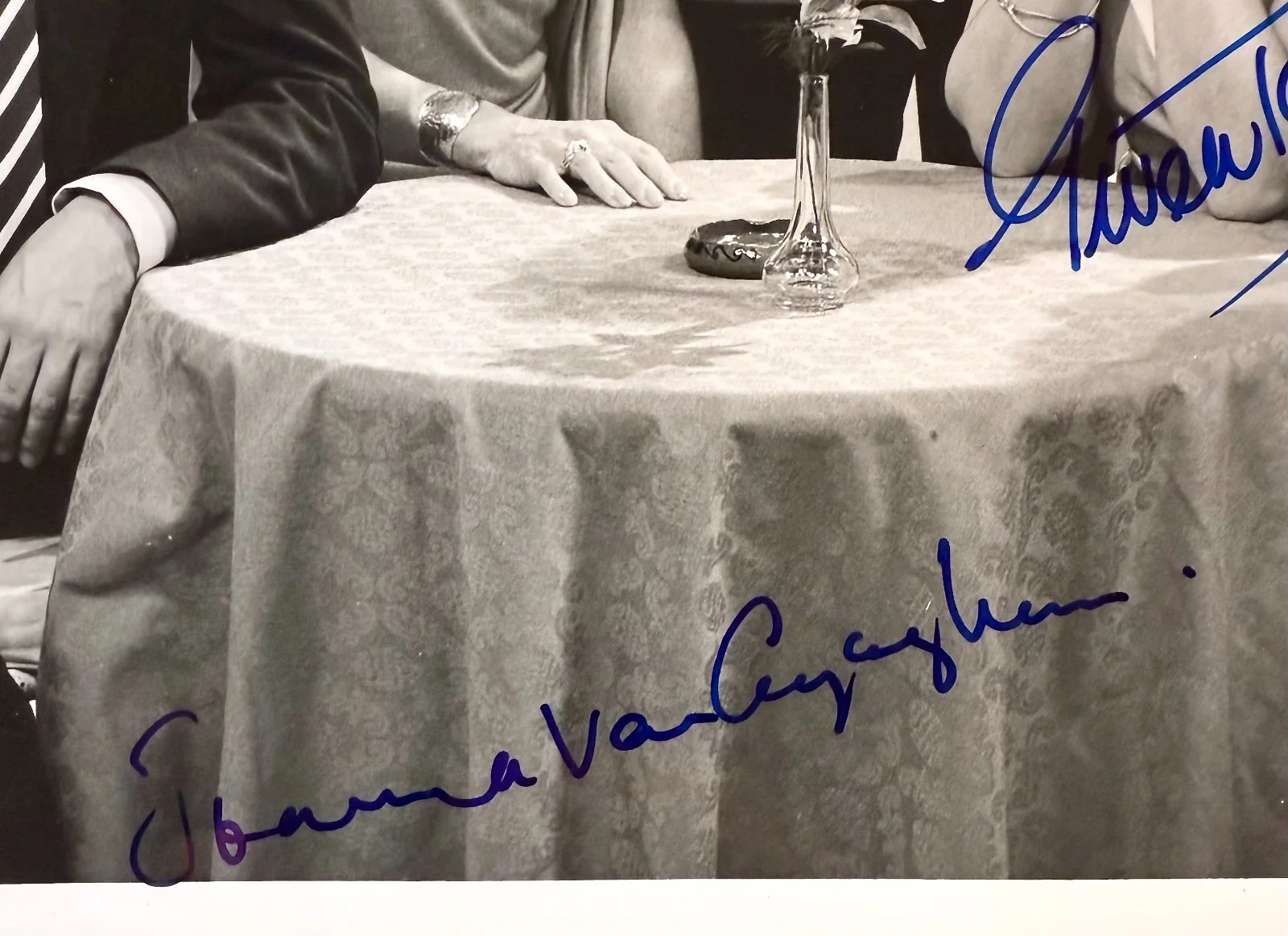Joanna Van Gyseghem, Gwen Taylor, Neil Stacy, Keith Barron — NEIL STACY GWEN TAYLOR KEITH BARRON & GYSEHHEM DUTY FREE Signed 8x10 CAST PHOTO, изображение 3