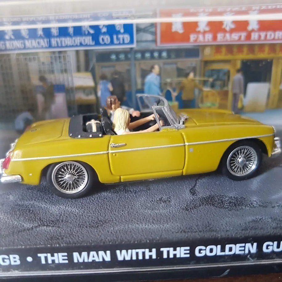 JAMES BOND 007 ROGER MOORE BRITT EKLAND SCENE DISPLAY DIORAMA 1:43 SCALE MODEL, image 3