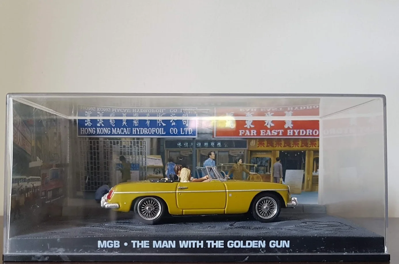 JAMES BOND 007 ROGER MOORE BRITT EKLAND SCENE DISPLAY DIORAMA 1:43 SCALE MODEL, image 4