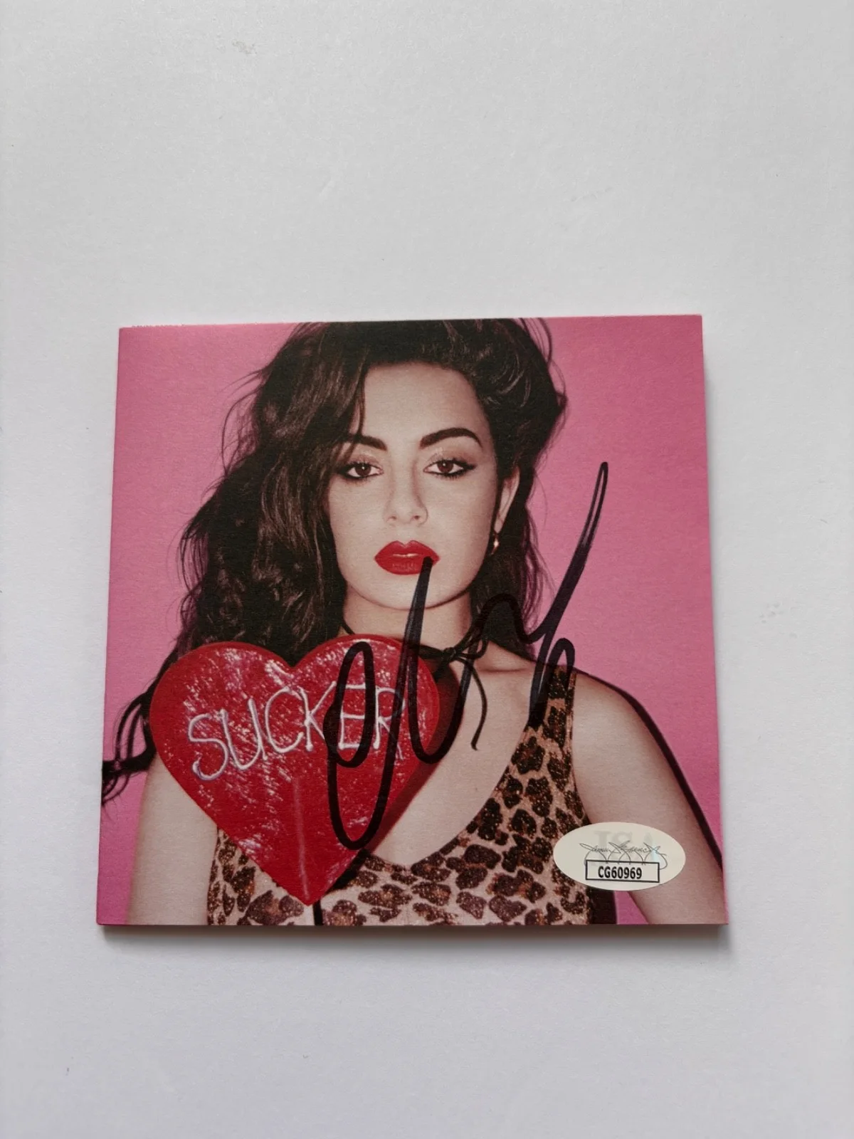 CHARLI XCX SIGNED SUCKER CD COVER FRAMED BRAT SINGER ACTRESS SEXY JSA !, изображение 2