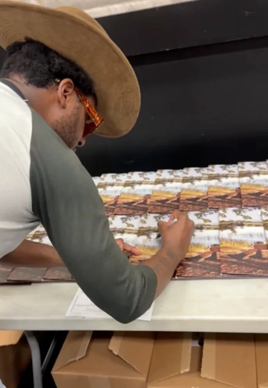 Leon Bridges Denim Blue Color Record LEON Autographed Signed Album Vinyl JSA 2, изображение 3