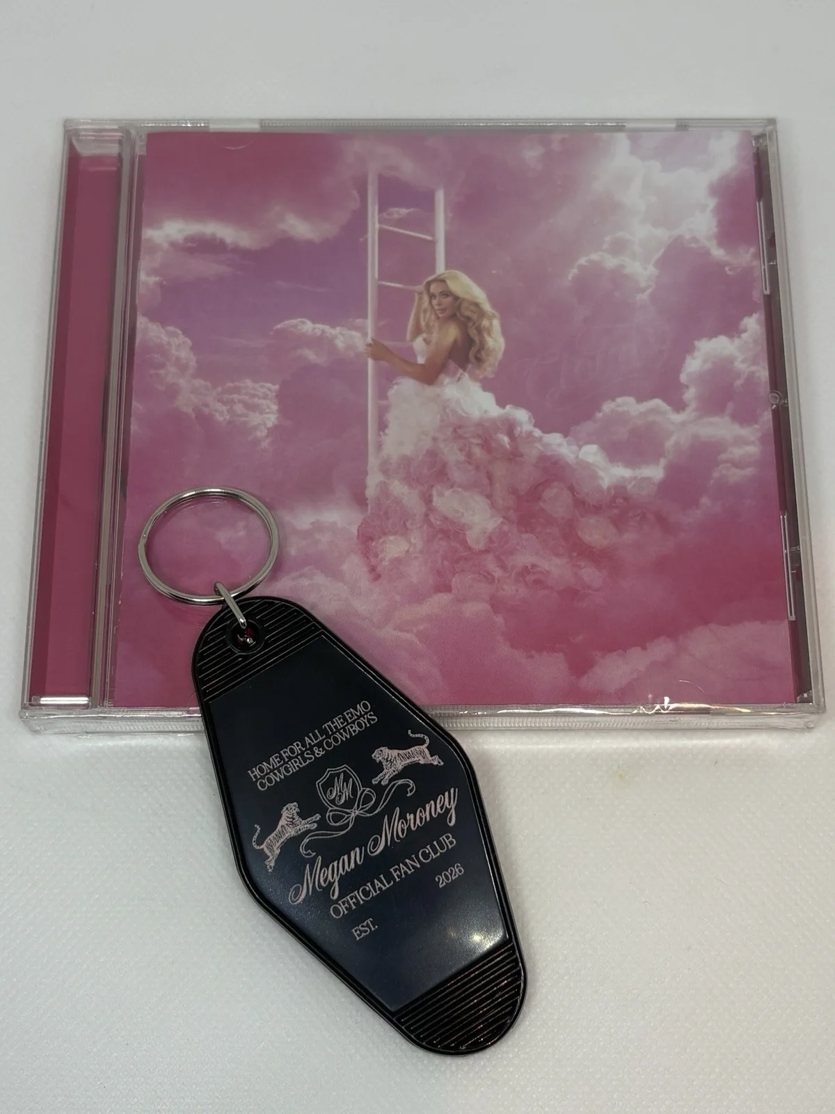Megan Moroney SIGNED Cloud 9 CD & Ultra Rare Emo Cowgirl Fan Club Keychain!!, изображение 2