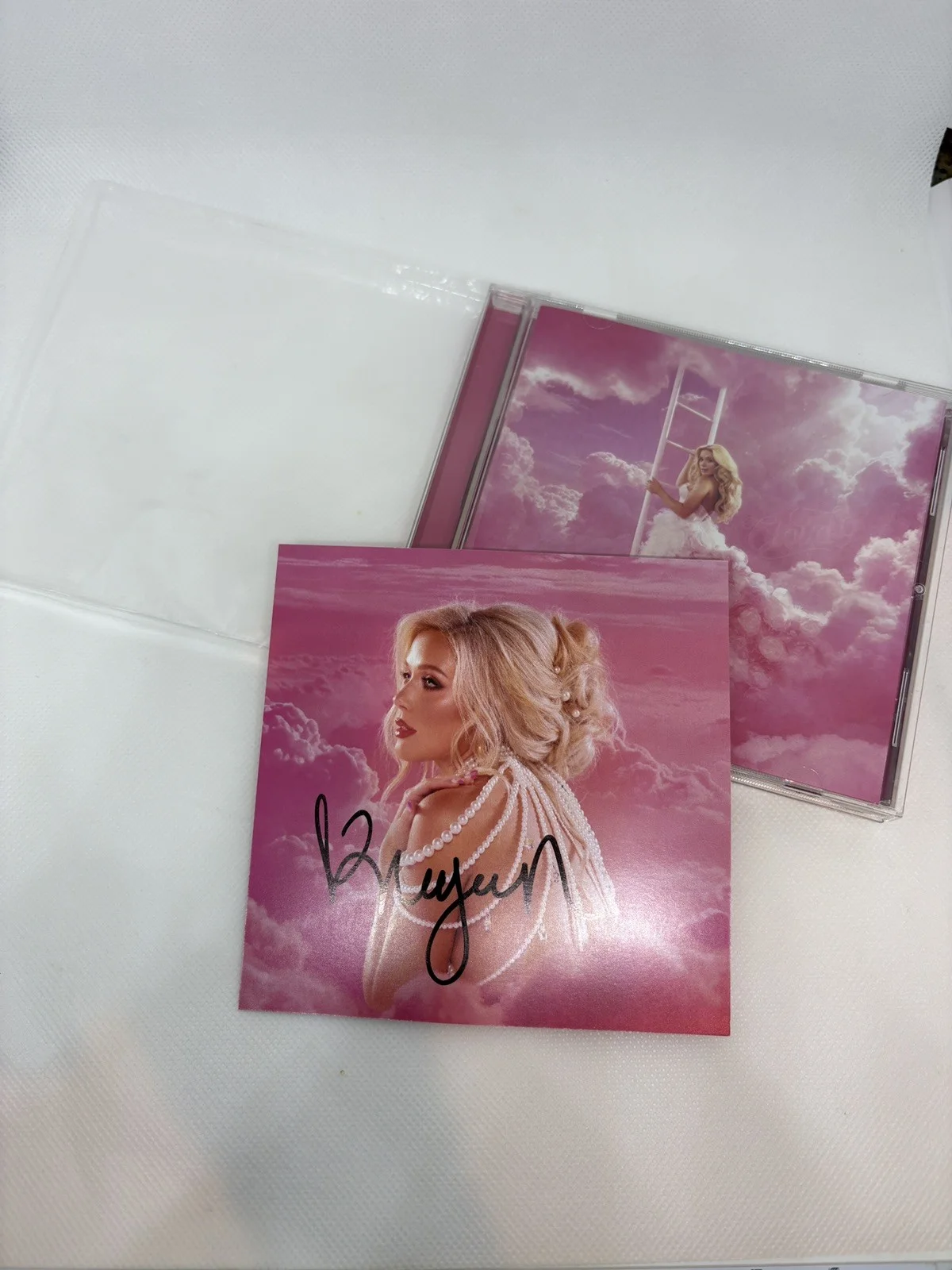 Megan Moroney SIGNED Cloud 9 CD & Ultra Rare Emo Cowgirl Fan Club Keychain!!, изображение 4