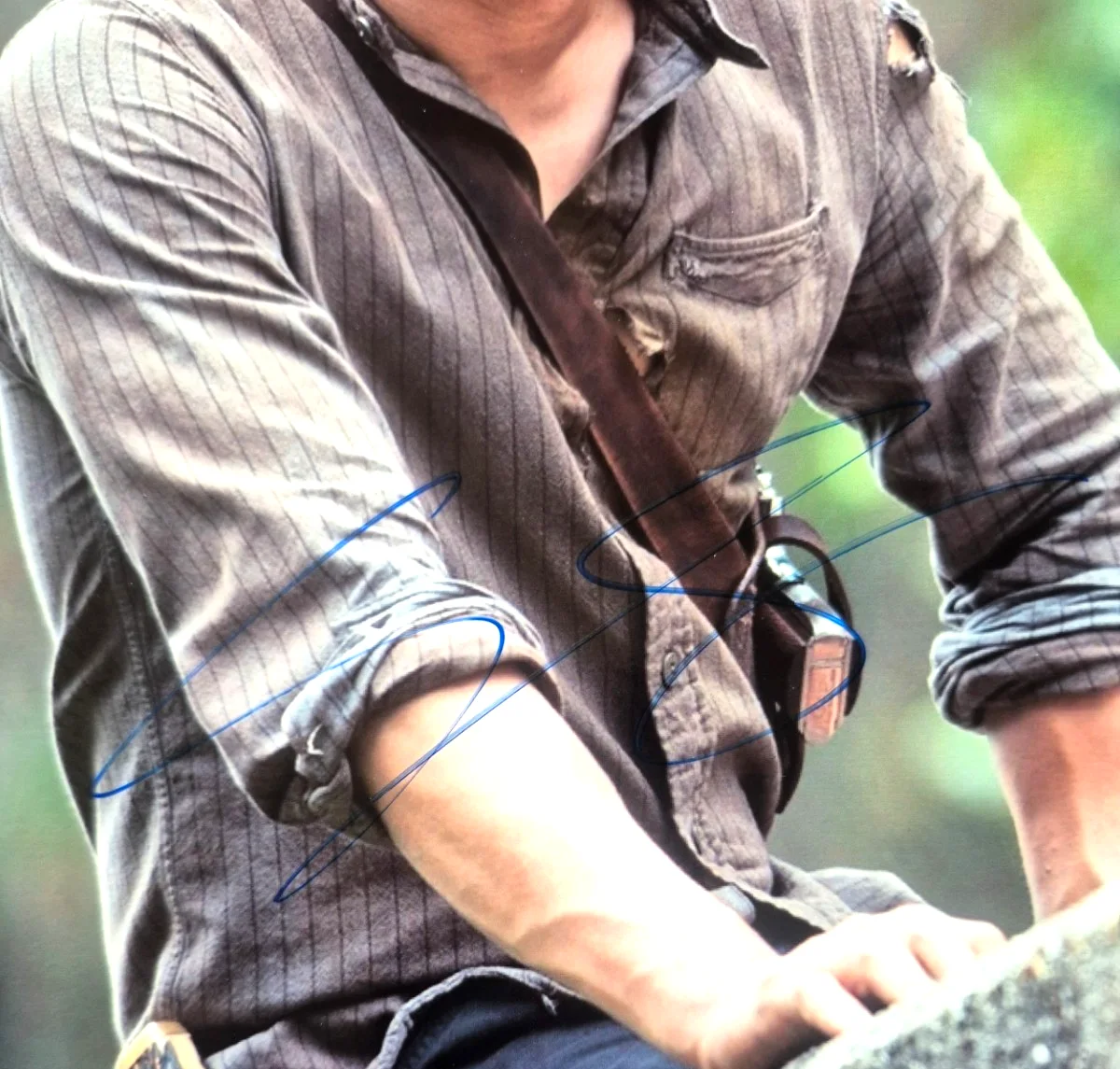 Steve Yeun — STEVEN YEUN SIGNED AUTOGRAPHED 8X10 PHOTO GLENN RHEE RARE WALKING DEAD BAS COA, image 2