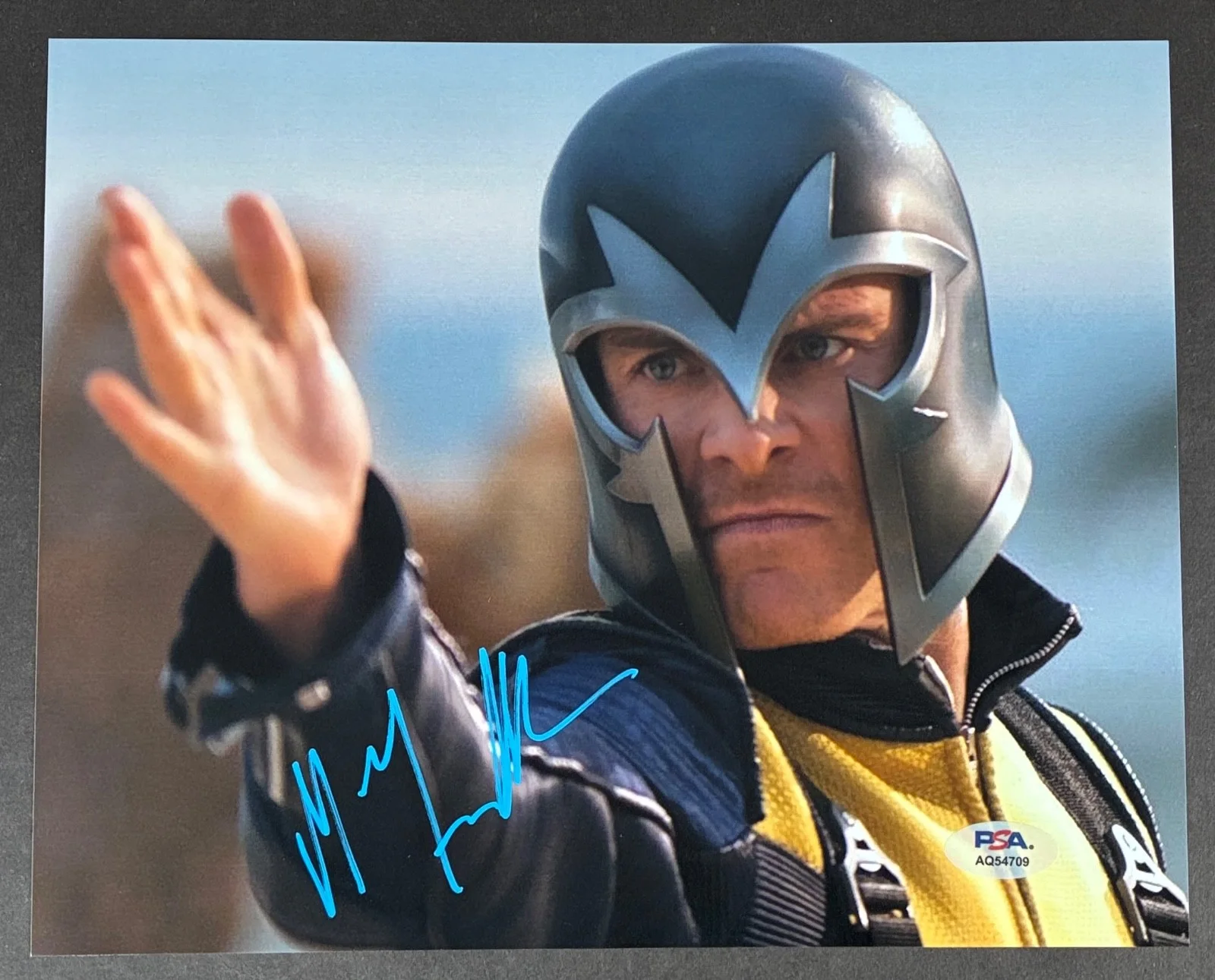 Michael Fassbender — MICHAEL FASSBENDER SIGNED 8x10 PHOTO PSA DNA AUTOGRAPH X-MEN MAGNETO