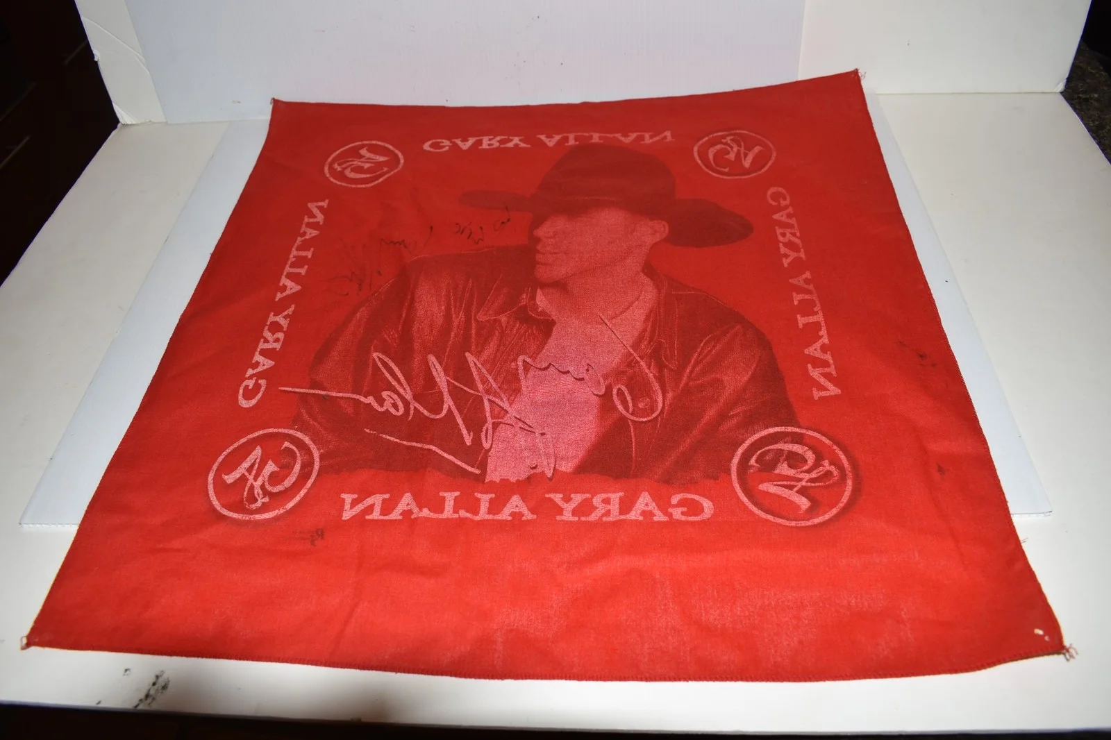 GARY ALLAN Y2K VINTAGE CONCERT TOUR BANDANA -SIGNED (YLG43), изображение 4