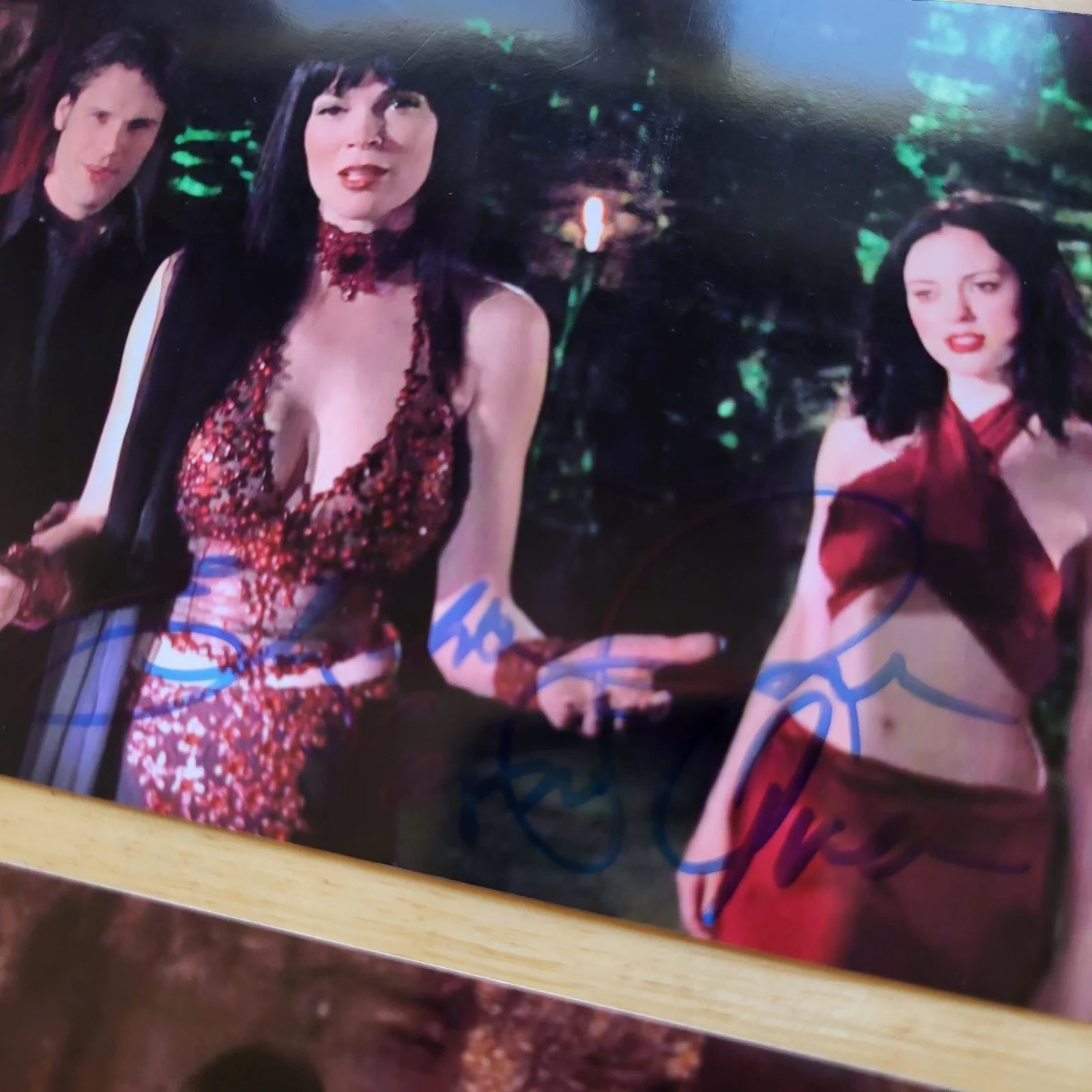Elizabeth Gracen — Elizabeth Gracen As Vampire Queen Charmed Hand Signed 4x6 Autograph Photos, изображение 2