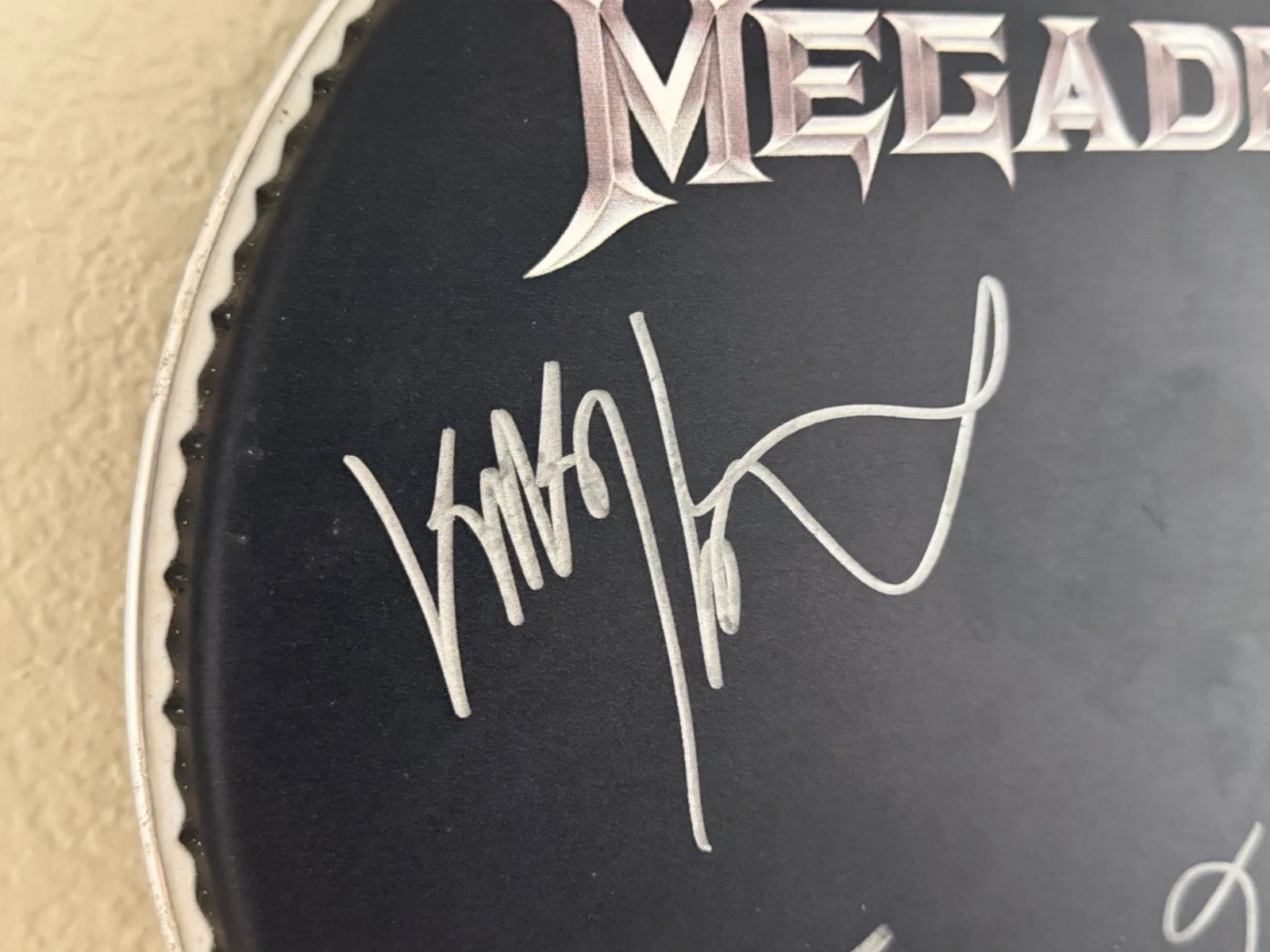Megadeth SIGNED & STAGE PLAYED Drumhead AUTOGRAPHED Dave Mustaine Dystopia RARE, изображение 5