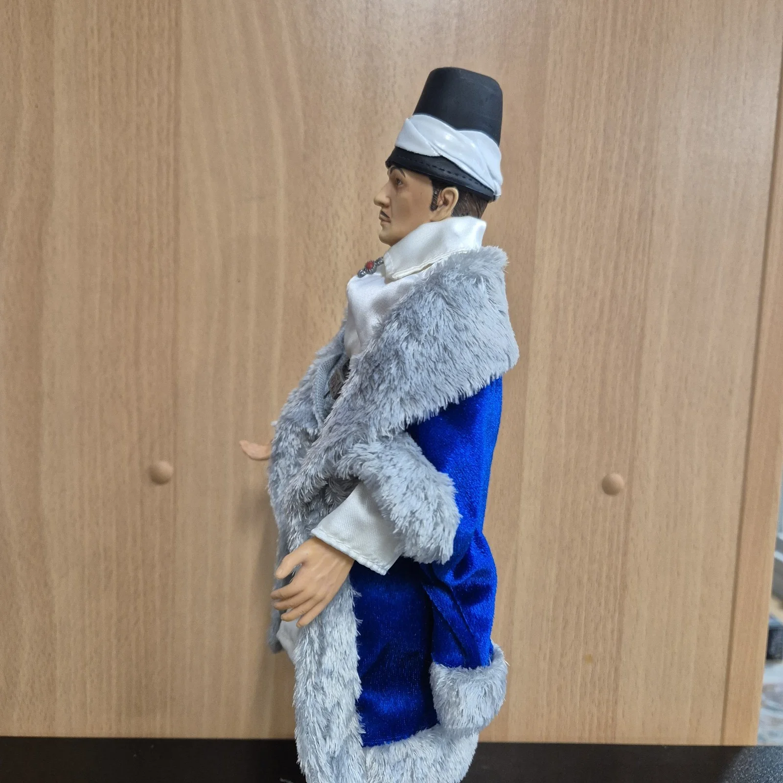NECA Reel Toys Vincent Price The Raven 12" 1/6 Action Figure with Raven 2002, изображение 5