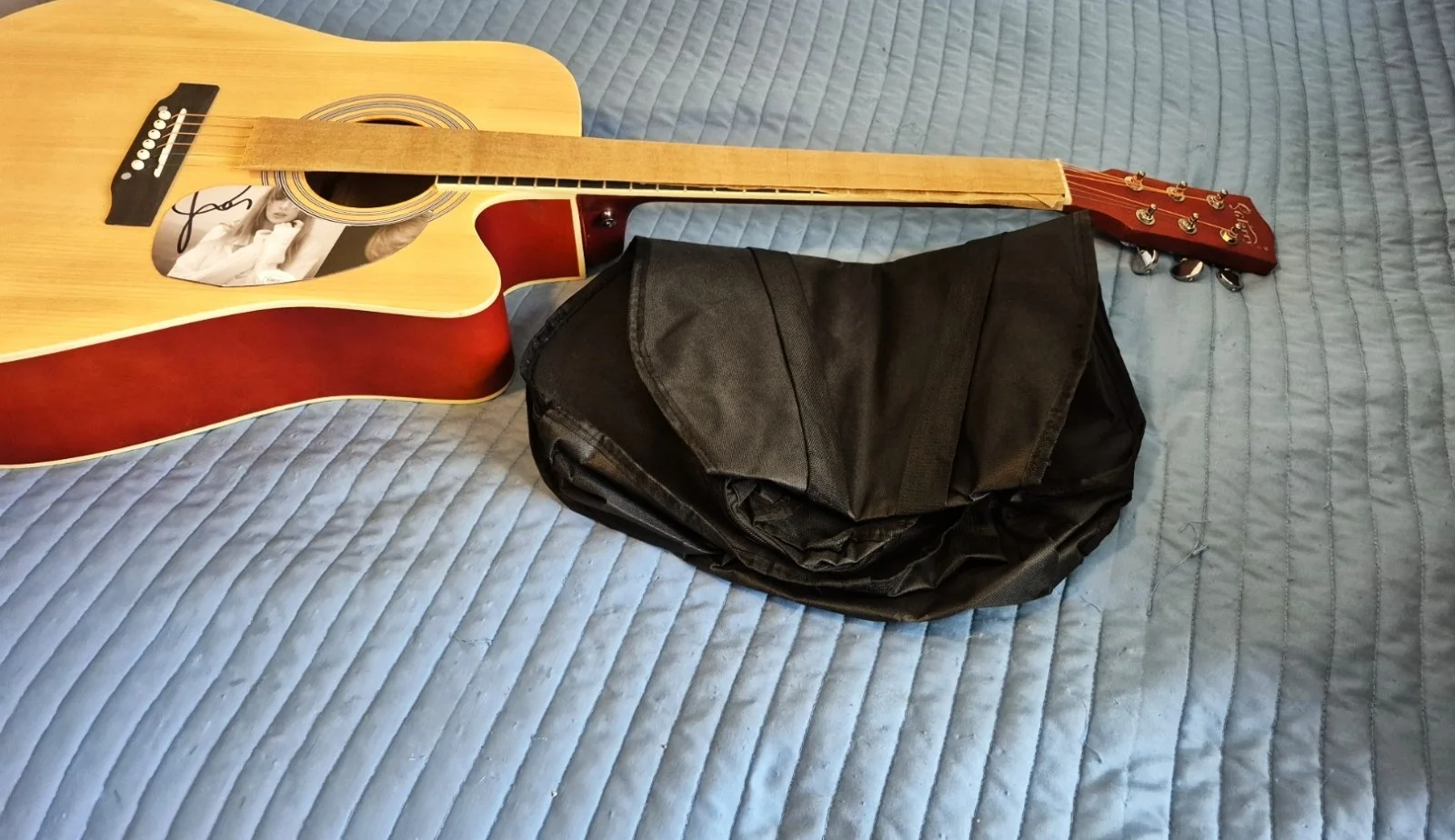 Taylor Swift Autographed Full Size Acoustic Guitar with Case JSA COA, изображение 3