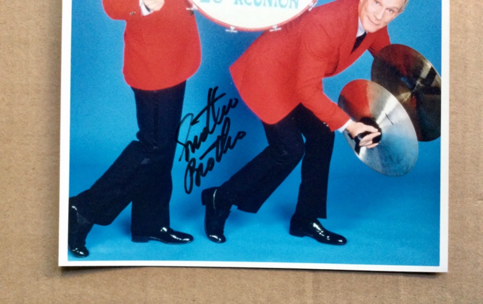 TOM DICK SMOTHERS BROTHERS — THE SMOTHERS BROTHERS Dick & Tom (1937-2023) SIGNED AUTOGRAPHED PHOTO, image 2