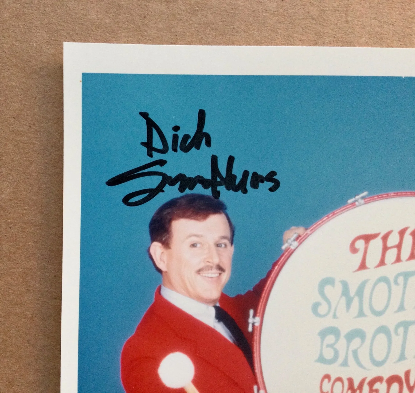 TOM DICK SMOTHERS BROTHERS — THE SMOTHERS BROTHERS Dick & Tom (1937-2023) SIGNED AUTOGRAPHED PHOTO, image 3