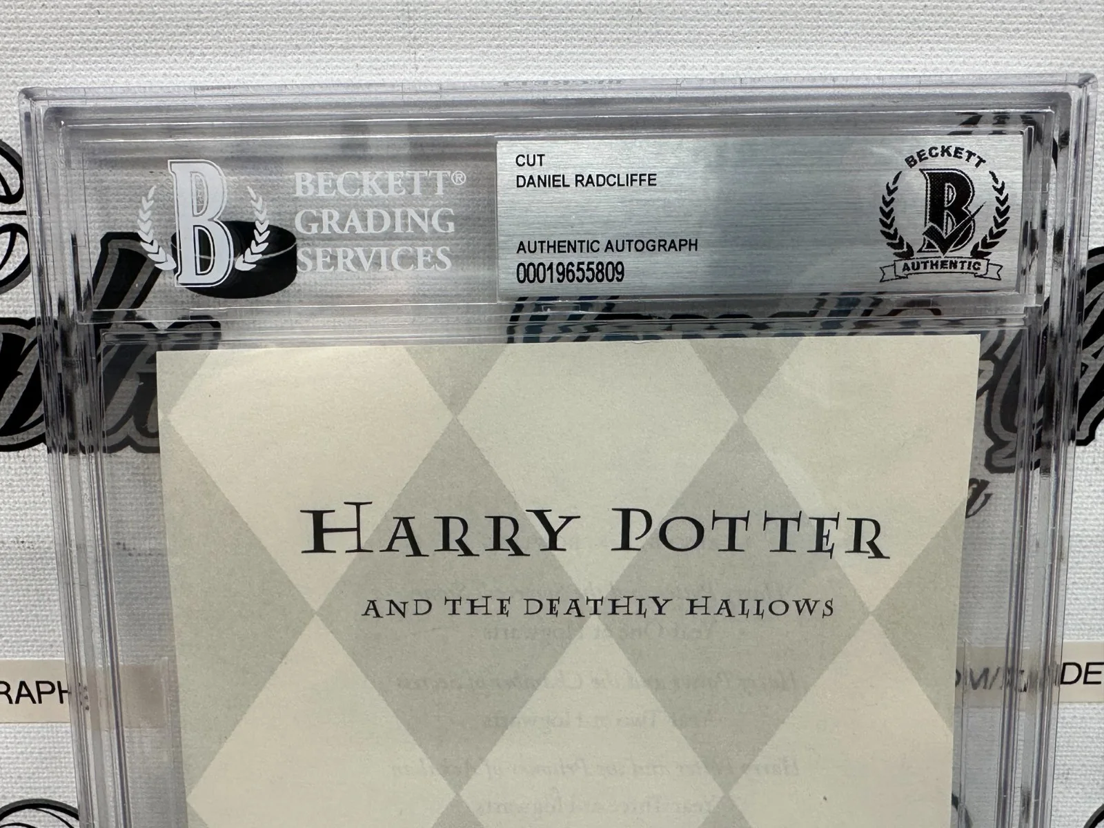 DEATHLY HALLOWS BOOK CUT — DANIEL RADCLIFFE HARRY POTTER SIGNED AUTOGRAPHED BOOK PAGE CUT-BECKETT BAS SLAB, image 4