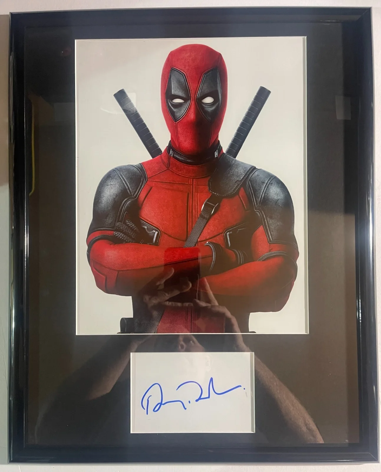 RYAN REYNOLDS — Ryan Reynolds Deadpool matted signed index card with photo 16X20 #1 used frame