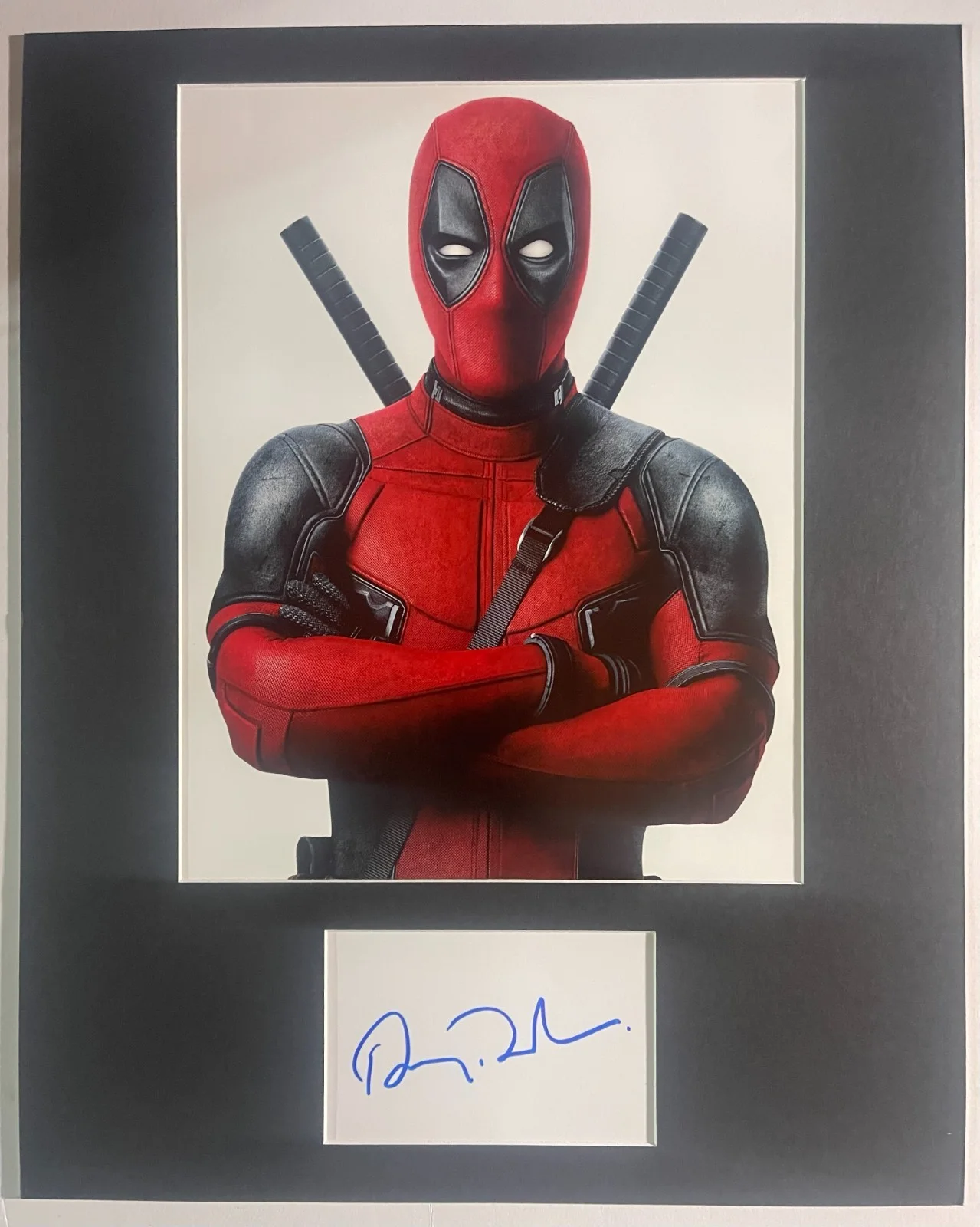 RYAN REYNOLDS — Ryan Reynolds Deadpool matted signed index card with photo 16X20 #1 used frame, изображение 3