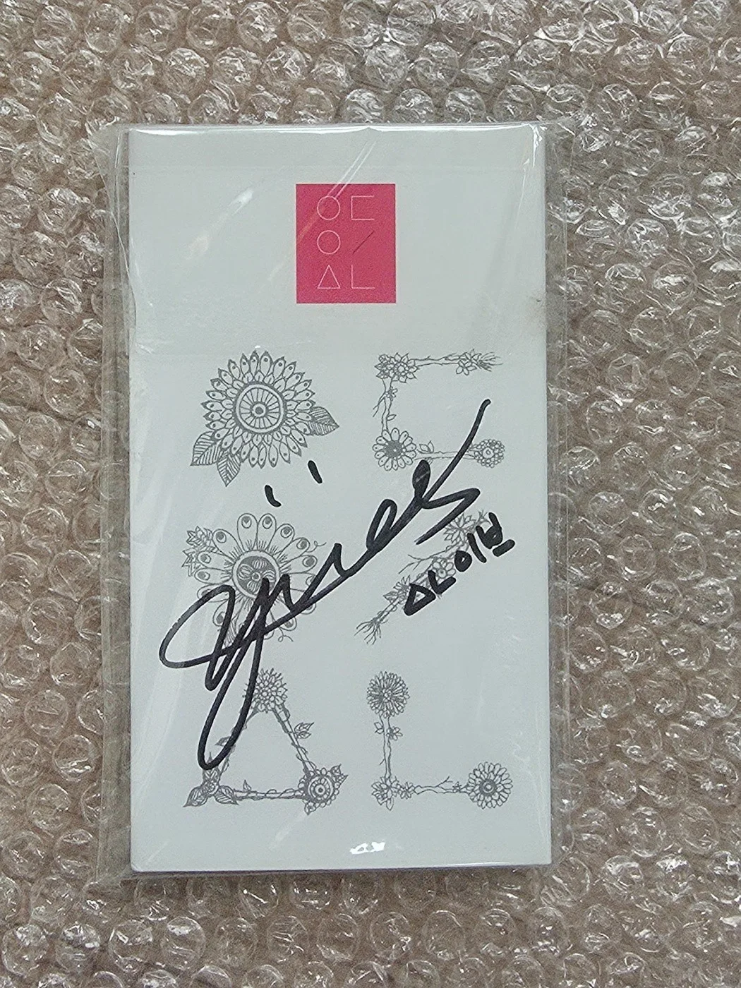 Loona YVES Study Group MD Autographed Hand Signed, image 2