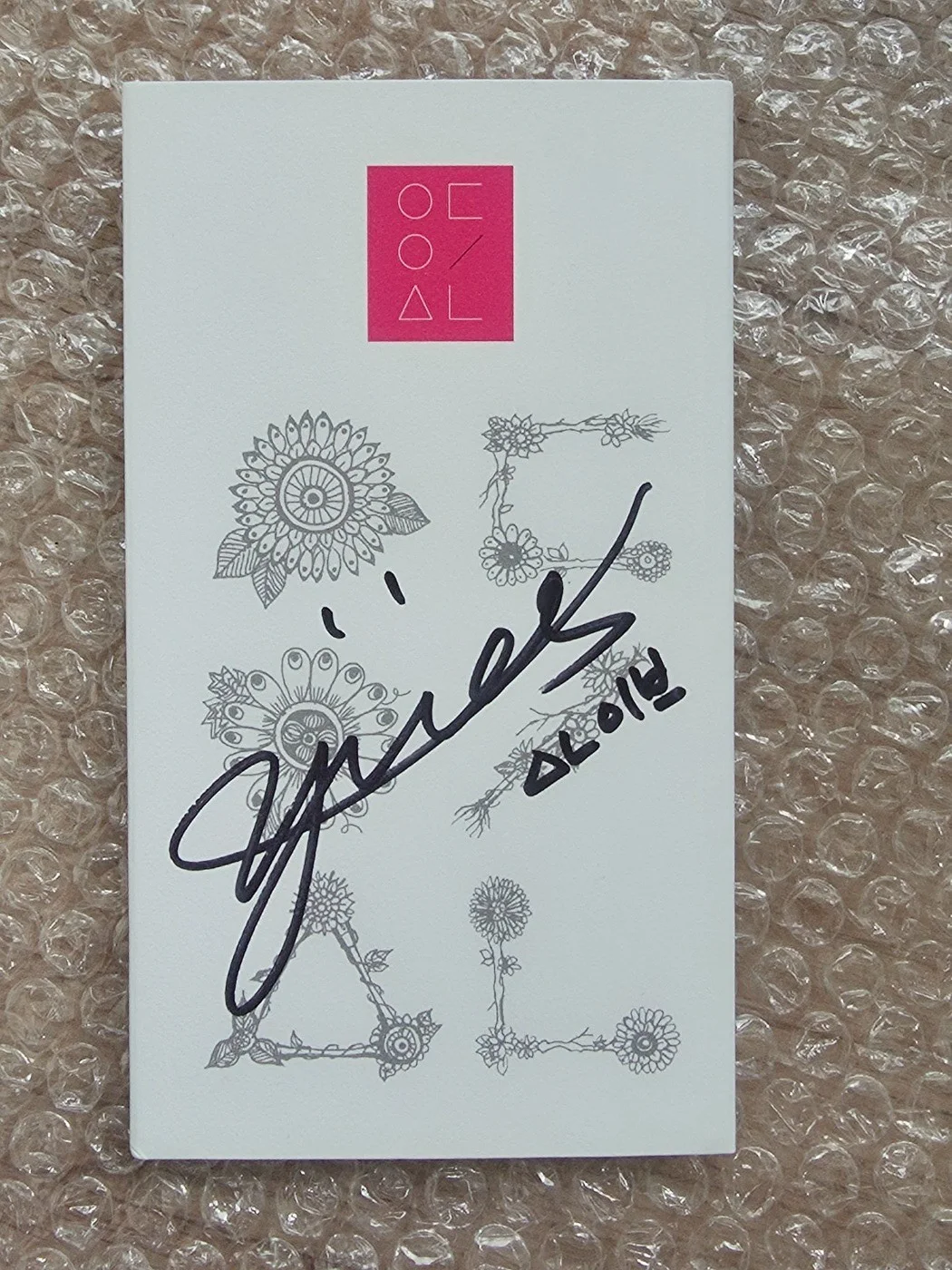 Loona YVES Study Group MD Autographed Hand Signed, image 5