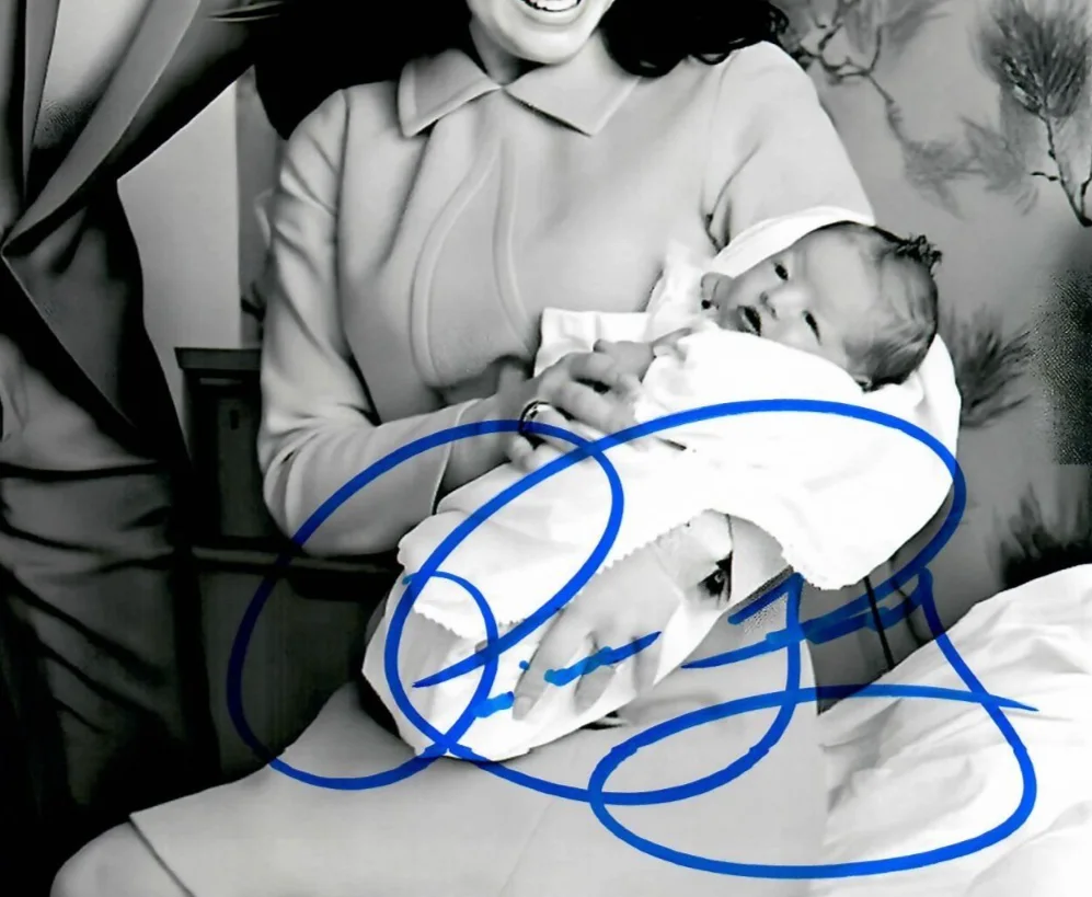 Priscilla Presley — Priscilla Presley Actress Naked Gun Businesswoman Signed 8 x 10 Photo TTM COA, изображение 2