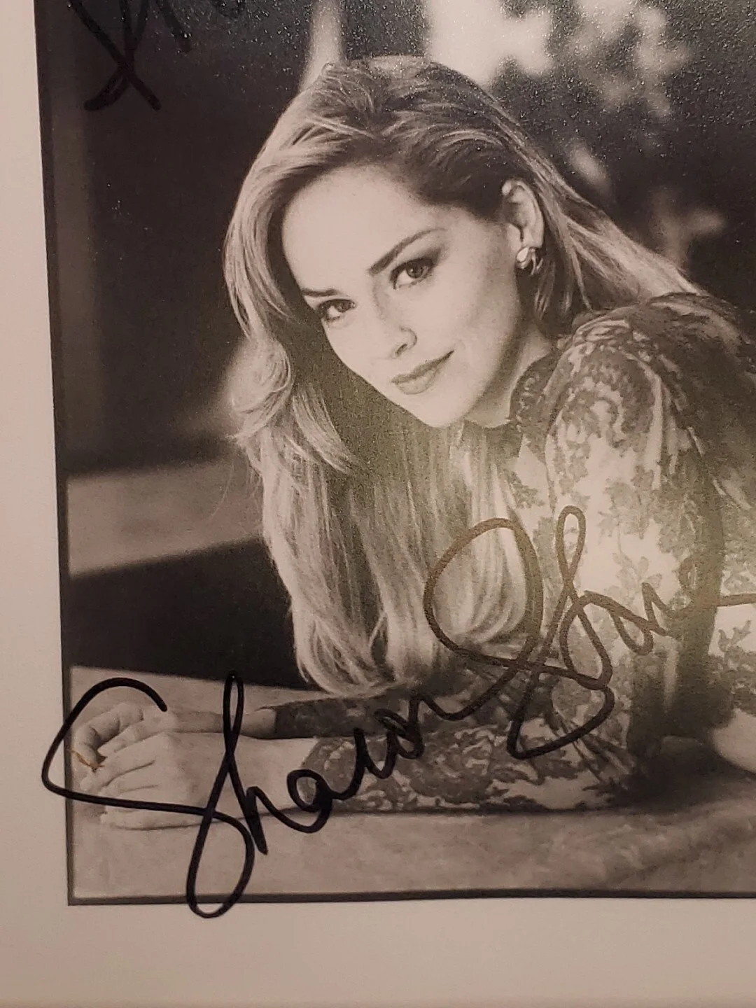 Sharon Stone — Autographed Hand Signed Picture of Sharon Stone In Wood Frame 8x10, image 2