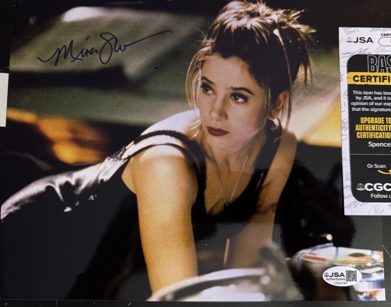 Mira Sorvino — Mira Sorvino Signed 8x10 Photo JSA Autograph