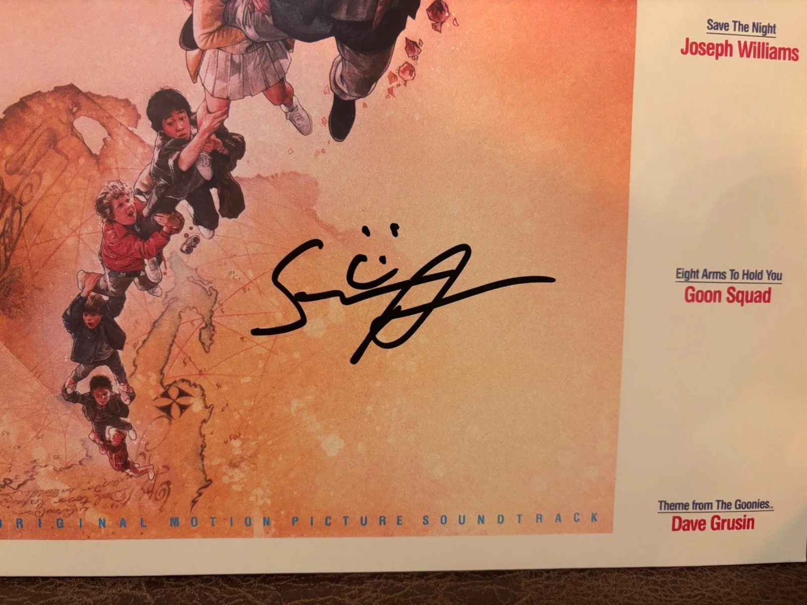 THE GOONIES SIGNED AUTOGRAPHED LP VINYL SEAN ASTIN RARE LOTR IN PERSON, изображение 2