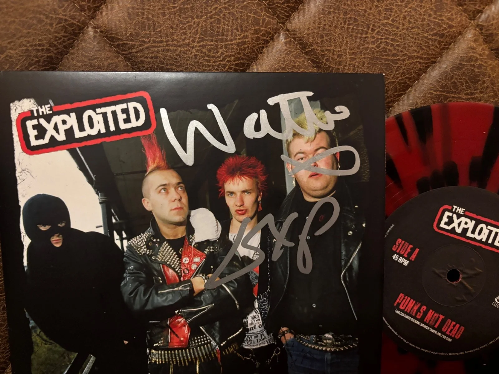 THE EXPLOITED SIGNED AUTOGRAPHED 45' WATTIE BUCHAN PUNKS NOT DEAD SPLATTER RARE, image 2
