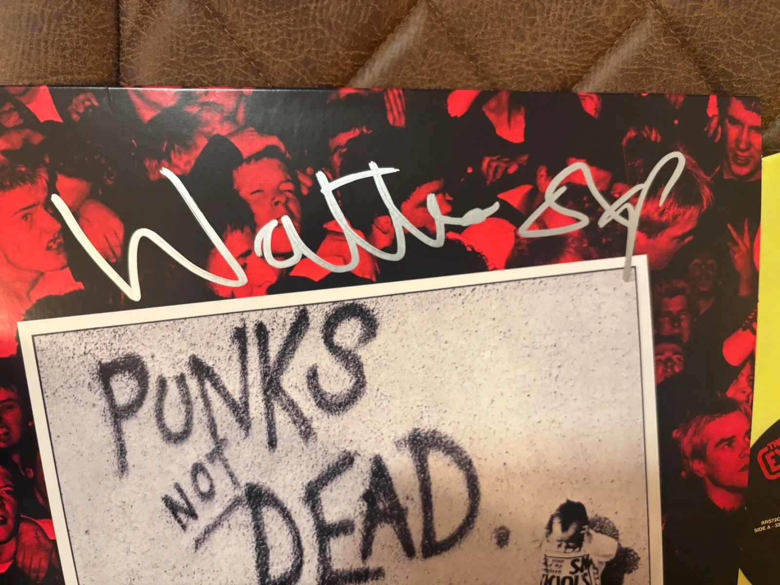 THE EXPLOITED SIGNED AUTOGRAPHED YELLOW LP VINYL PUNKS NOT DEAD RARE PROOF WATT, image 2