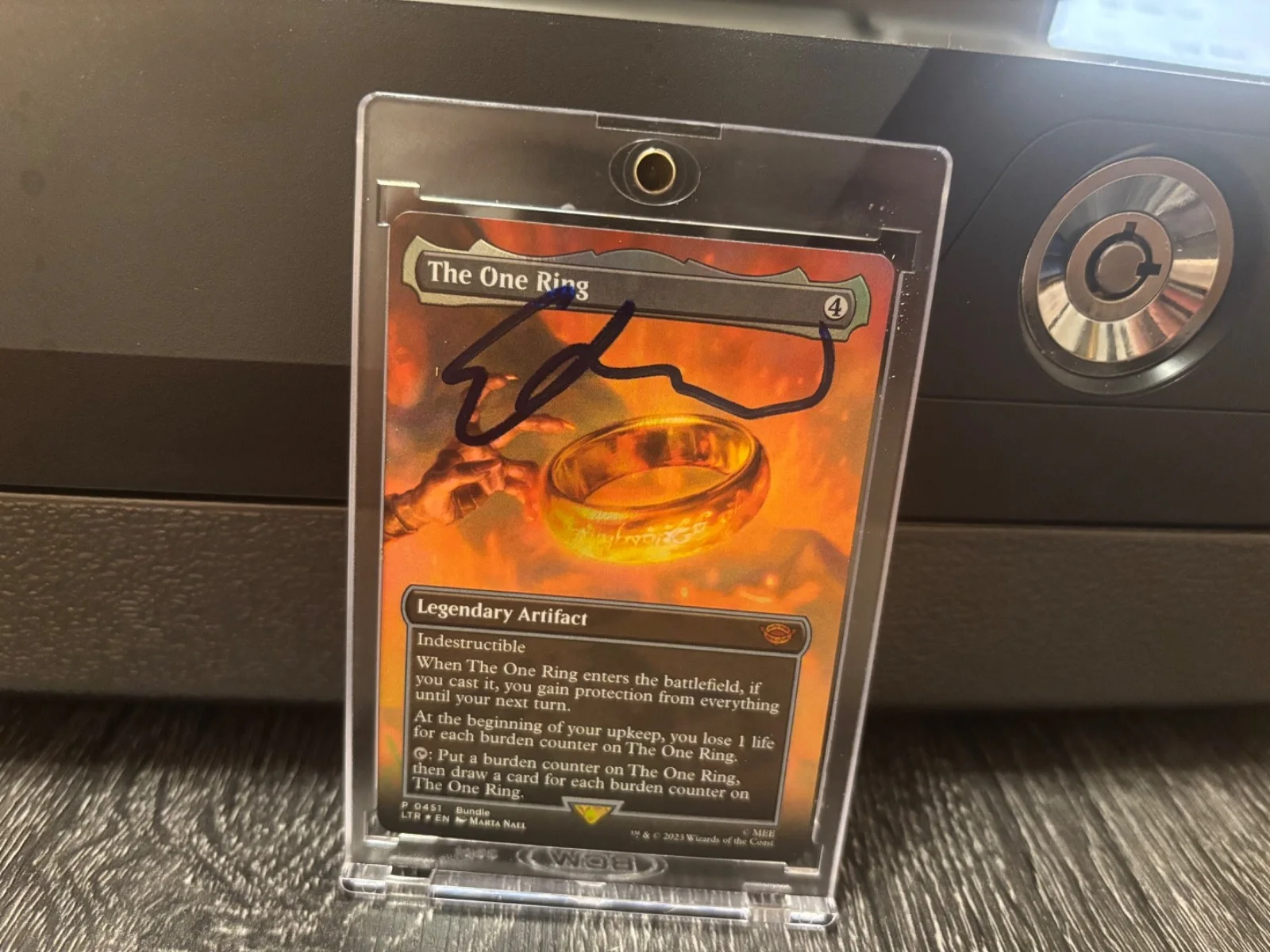 ELIJAH WOOD SIGNED AUTO CARD THE ONE RING *RARE* AUTOGRAPHED MTG MAGIC PROOF, image 2