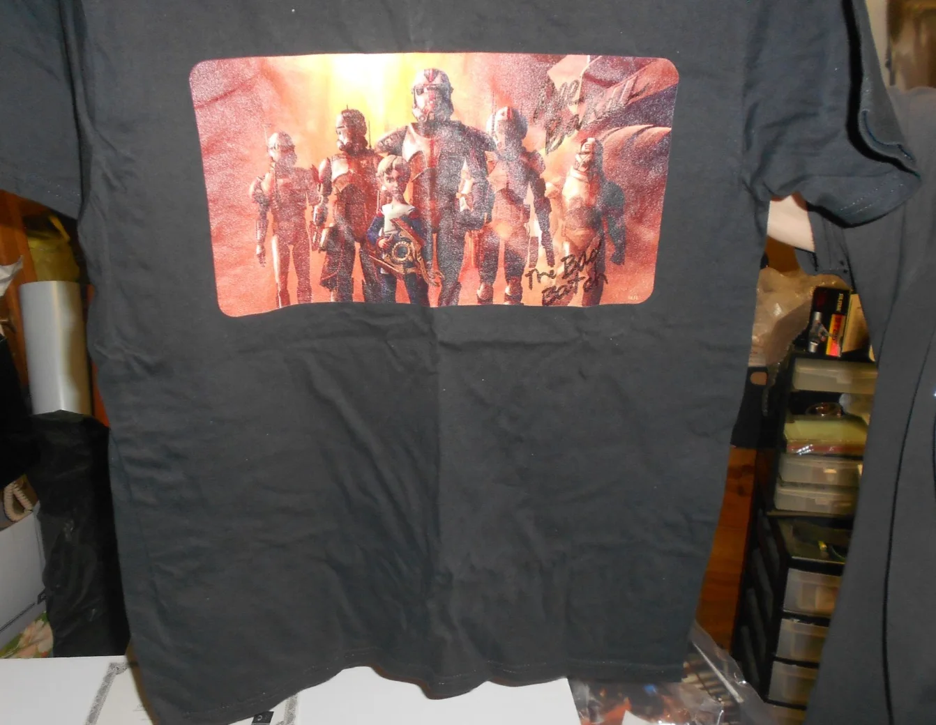 DEE BAKER — BAD BATCH T SHIRT SIGNED BY DEE BAKER SIZE LARGE WITH COA TV SERIES LOOK, image 5