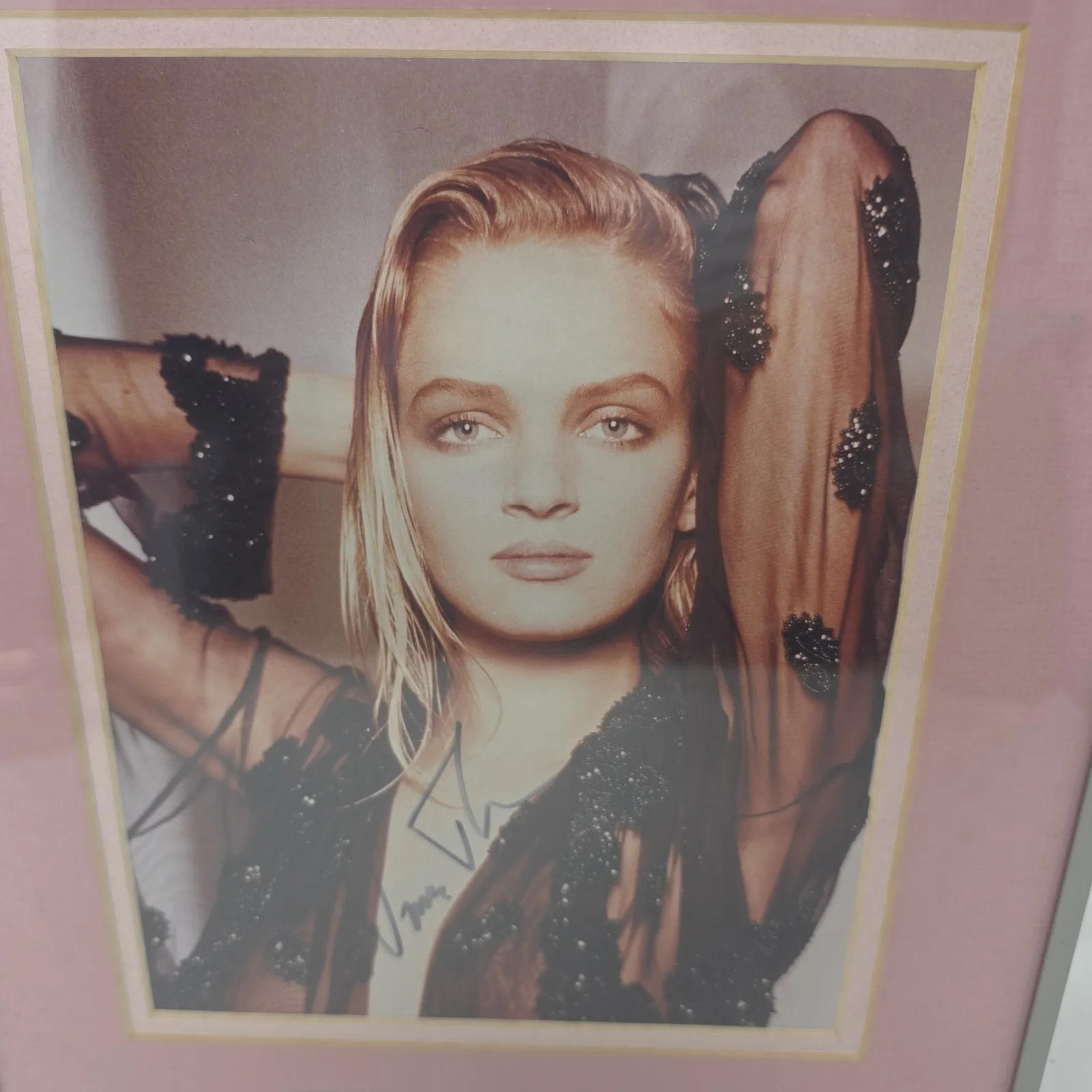 Uma Thurman — Uma Thurman Signed Autographed 1989 Rolling Stone 8x10 CoverPicture Framed RARE, изображение 2