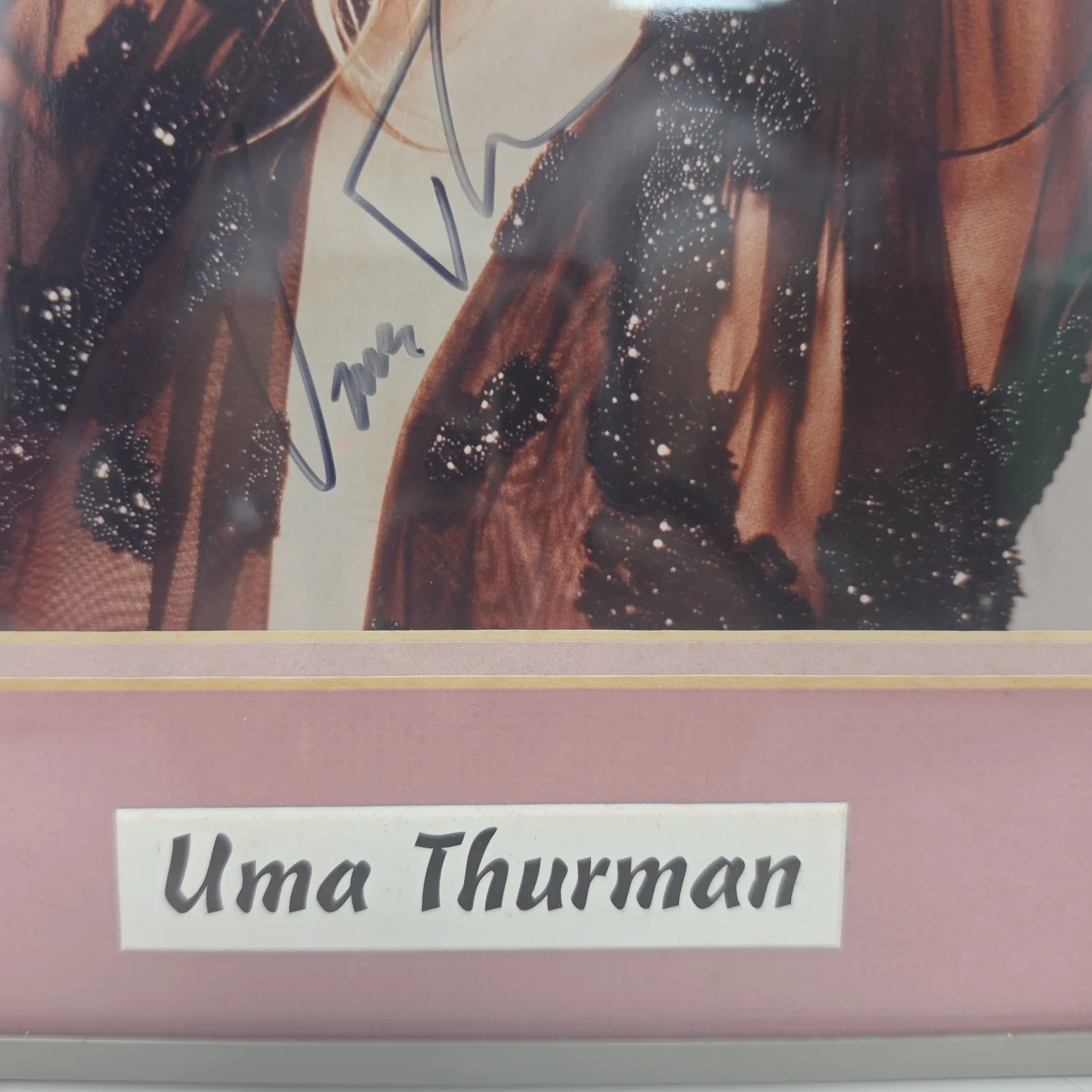 Uma Thurman — Uma Thurman Signed Autographed 1989 Rolling Stone 8x10 CoverPicture Framed RARE, изображение 3